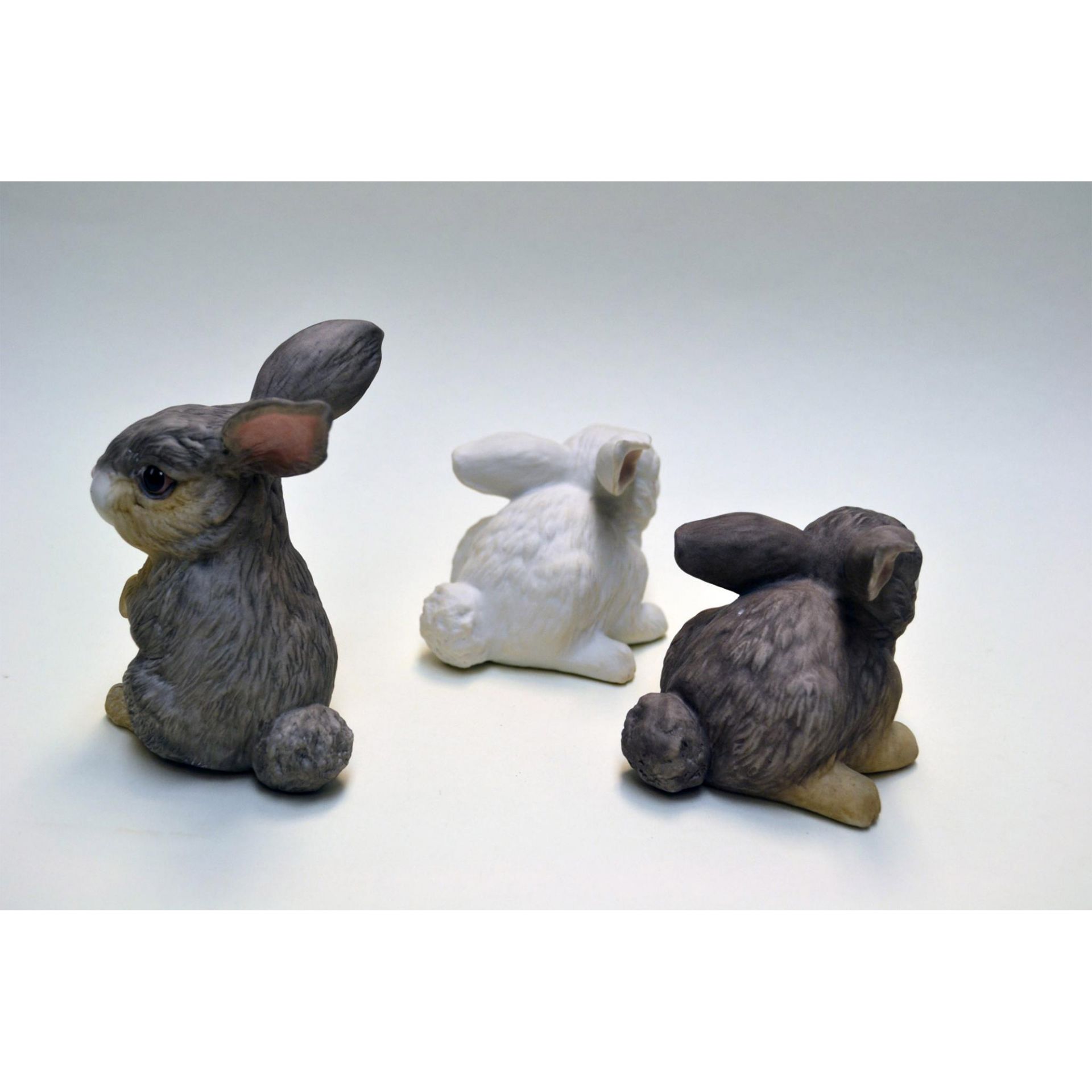 Boehm Porcelain Rabbits, Sitting And At Rest, White & Wild Figurines, 3 Pcs - Image 3 of 6