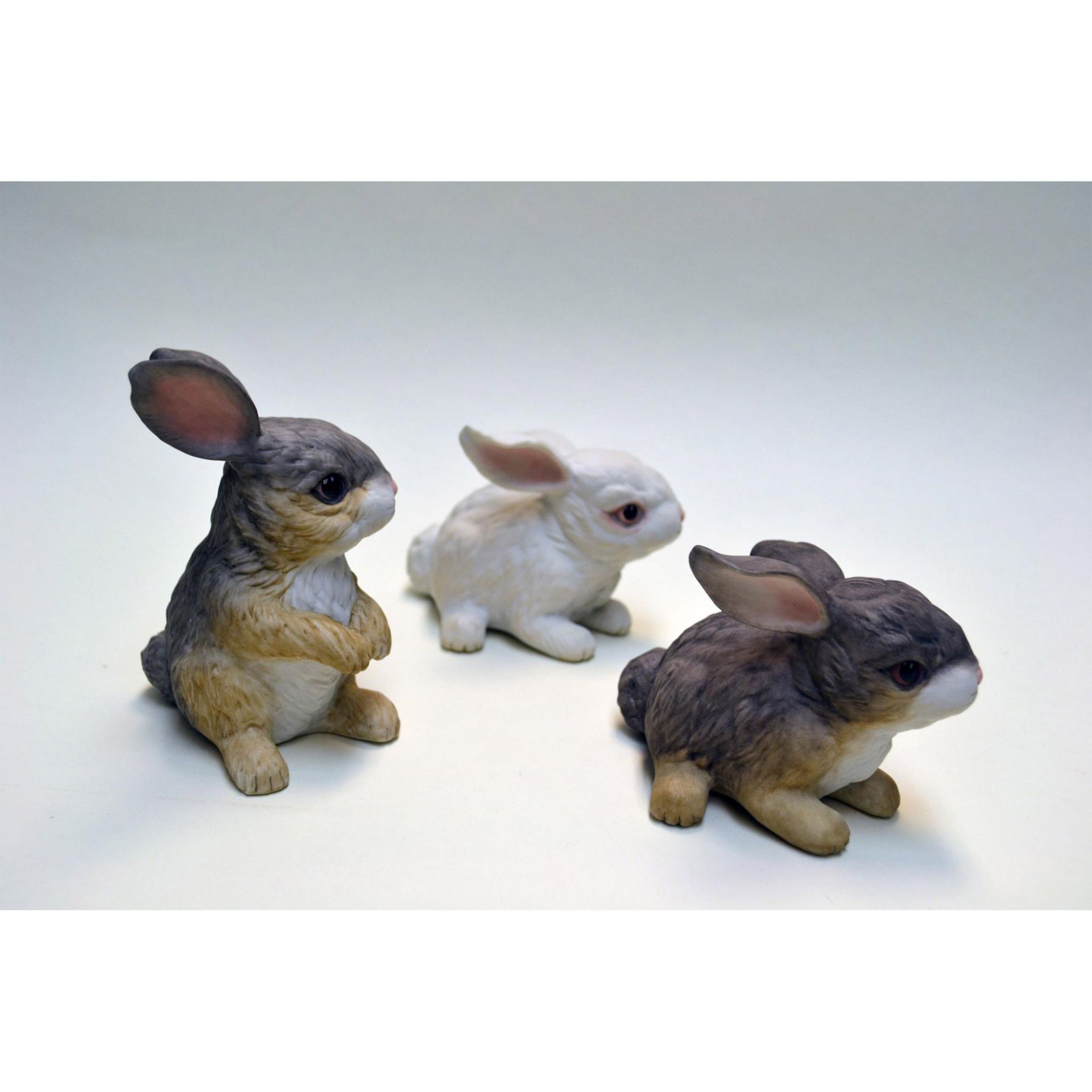 Boehm Porcelain Rabbits, Sitting And At Rest, White & Wild Figurines, 3 Pcs - Image 4 of 6