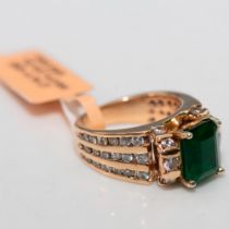 Luxurious Emerald and Diamonds 14K Yellow Gold Ring