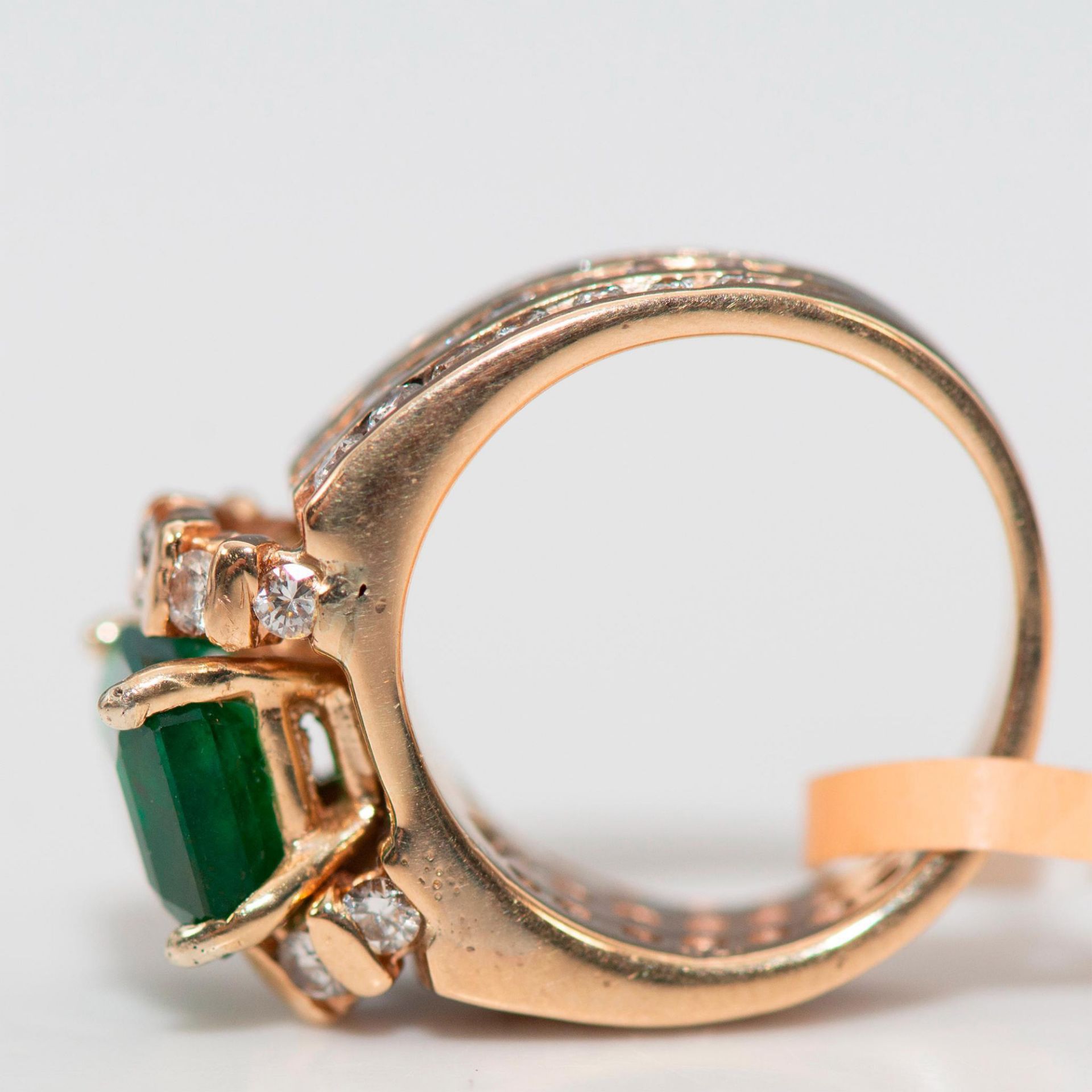 Luxurious Emerald and Diamonds 14K Yellow Gold Ring - Bild 7 aus 8