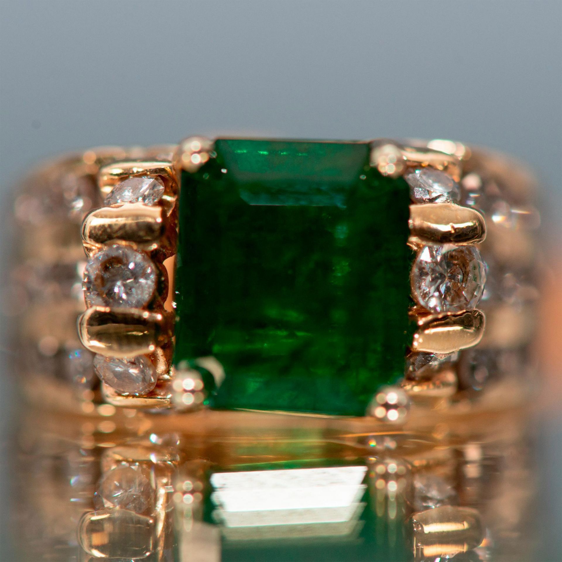 Luxurious Emerald and Diamonds 14K Yellow Gold Ring - Bild 5 aus 8
