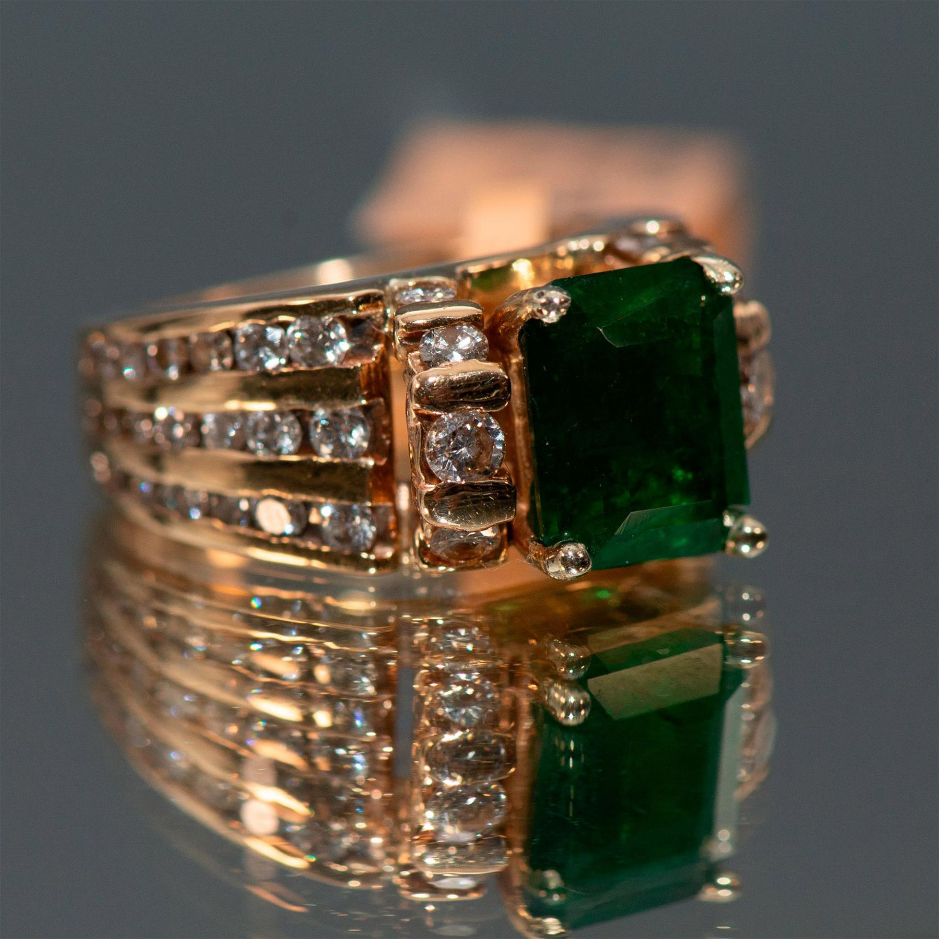 Luxurious Emerald and Diamonds 14K Yellow Gold Ring - Bild 4 aus 8