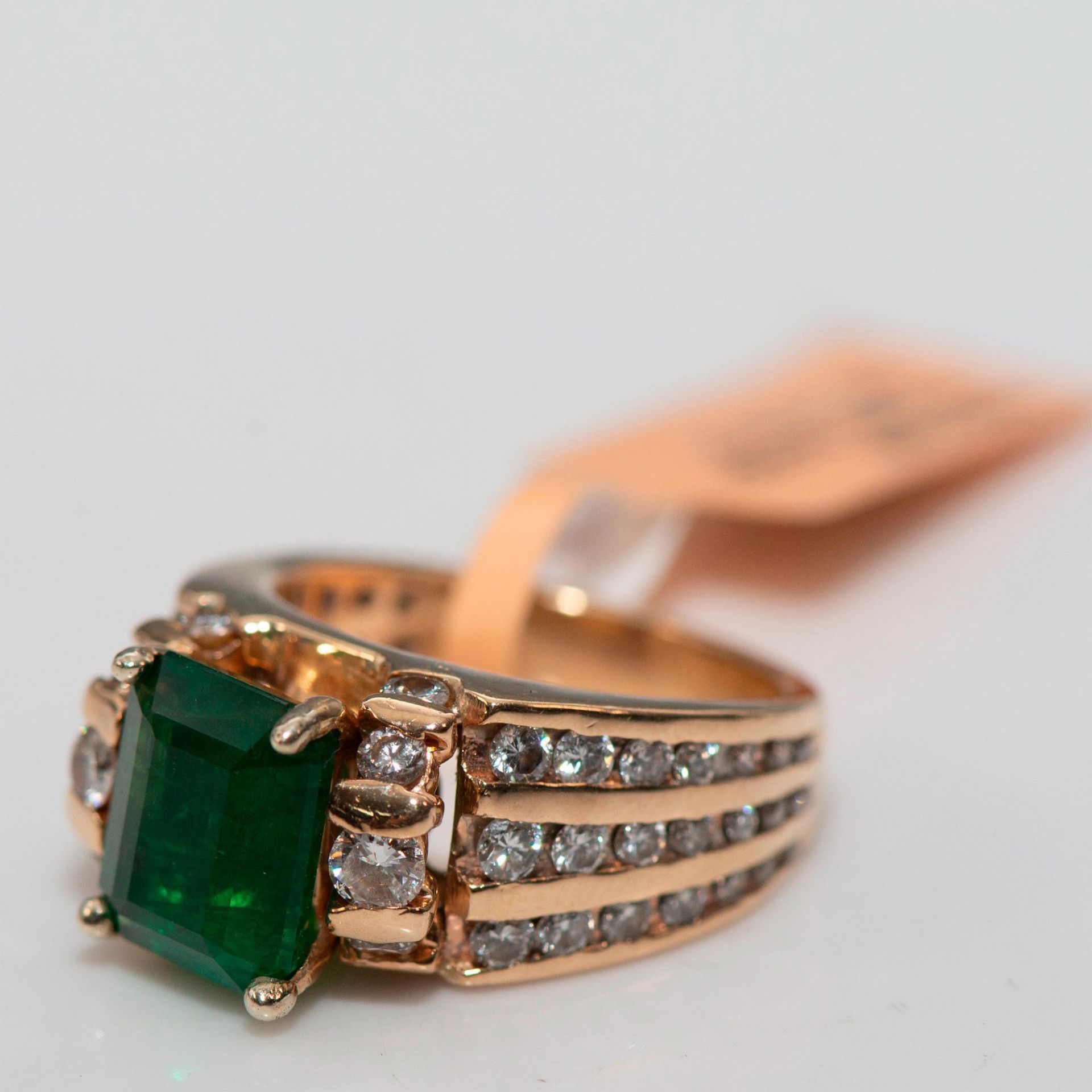 Luxurious Emerald and Diamonds 14K Yellow Gold Ring - Image 2 of 8