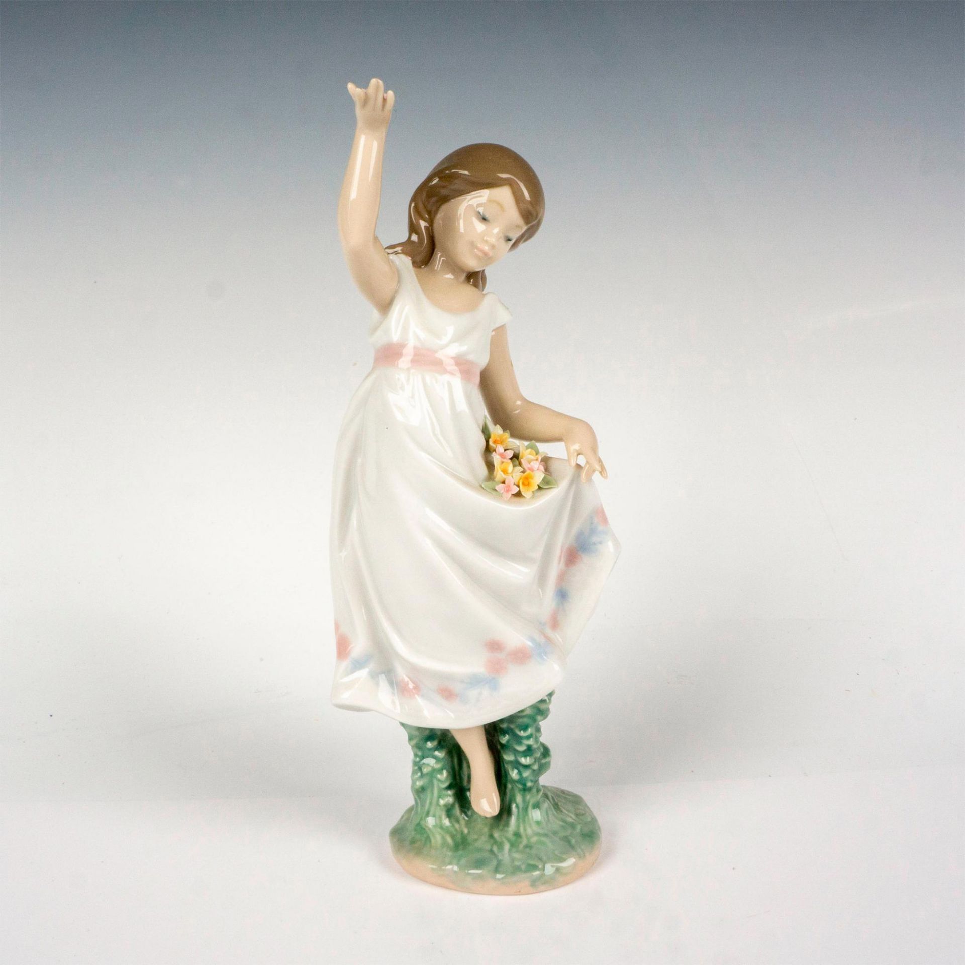 Garden Dance 1006580 - Lladro Porcelain Figurine