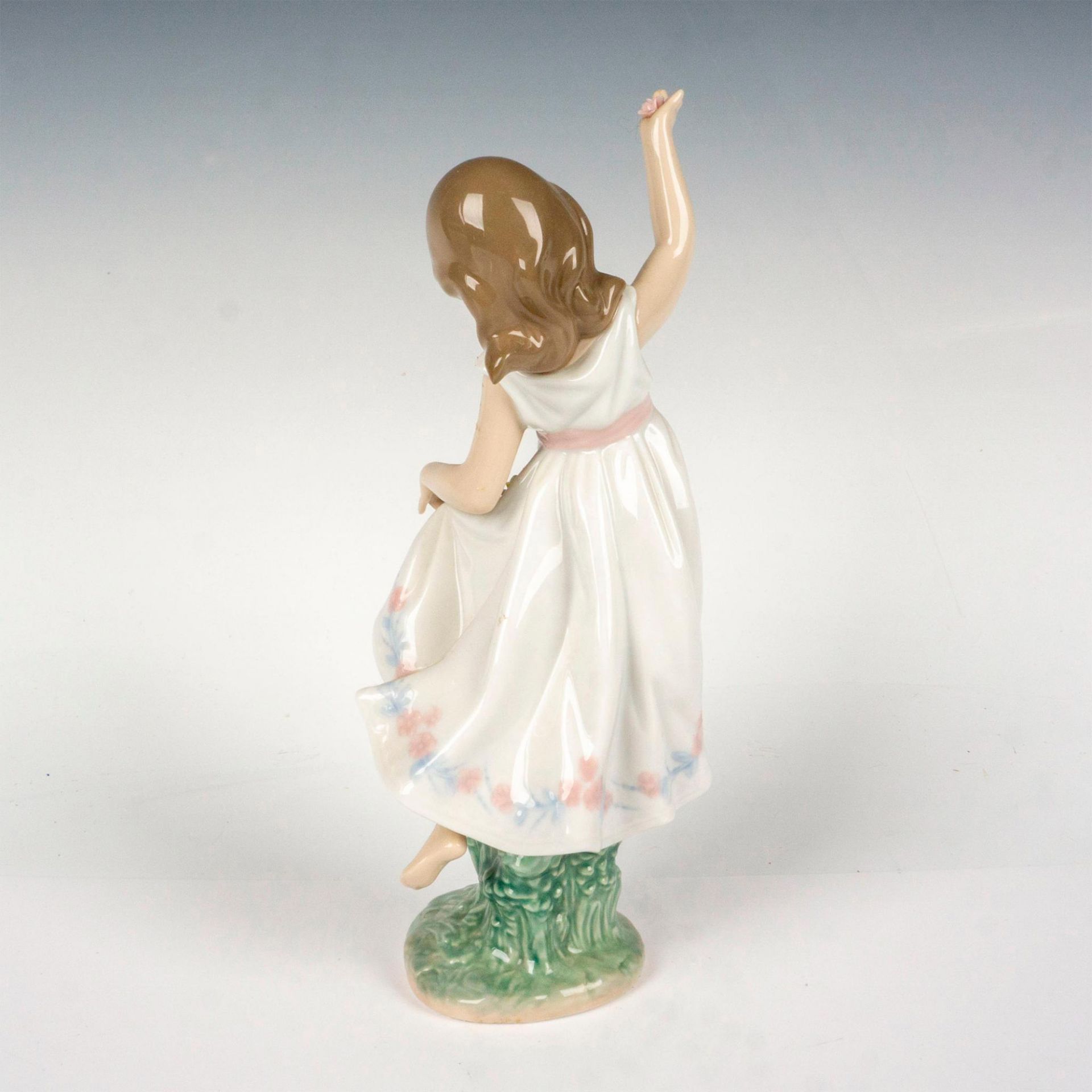 Garden Dance 1006580 - Lladro Porcelain Figurine - Image 2 of 4