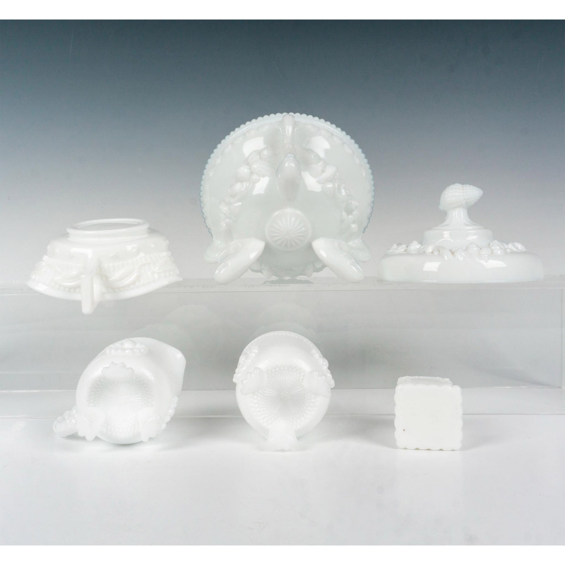 5pc Vintage Milk Glass Tableware Grouping - Image 3 of 3