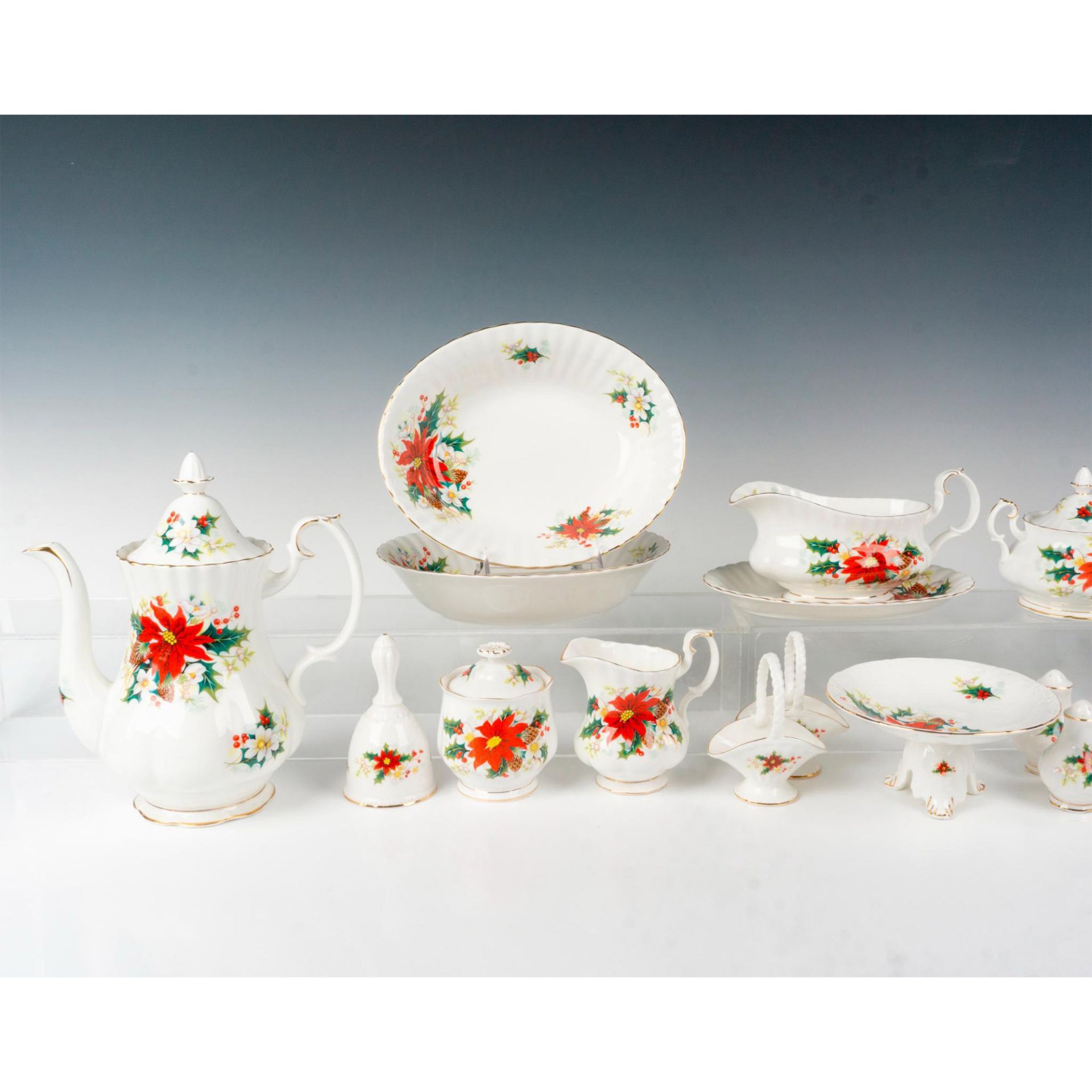 22pc Royal Albert Bone China Tableware, Poinsettia - Image 3 of 5