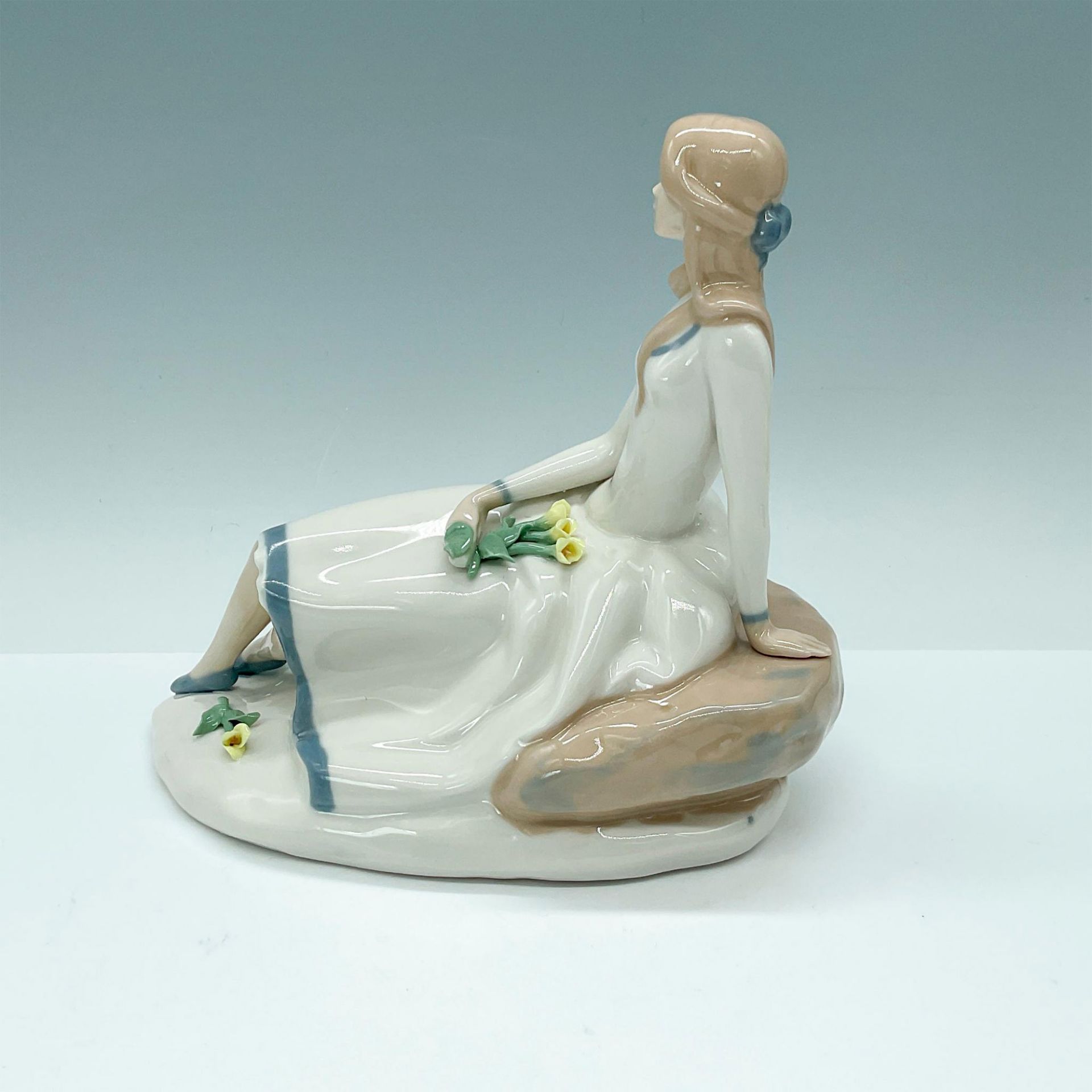 Teresa The Tulip Maiden Porcelain Figurine - Image 2 of 3