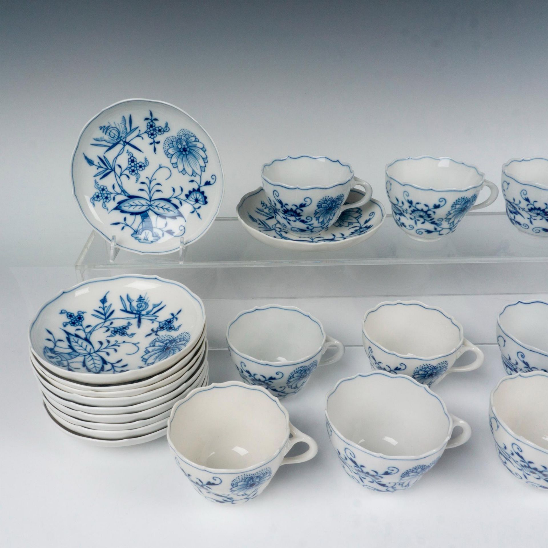 26pc Meissen Porcelain Cup and Saucer Sets, Blue Onion - Bild 2 aus 5