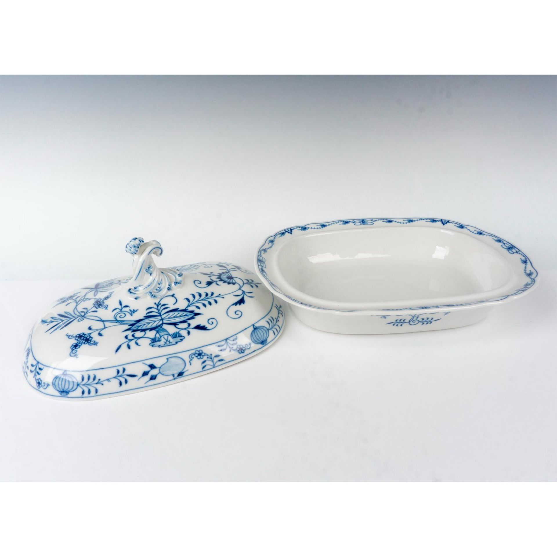 Meissen Porcelain Lidded Vegetable Bowl, Blue Onion - Bild 2 aus 4