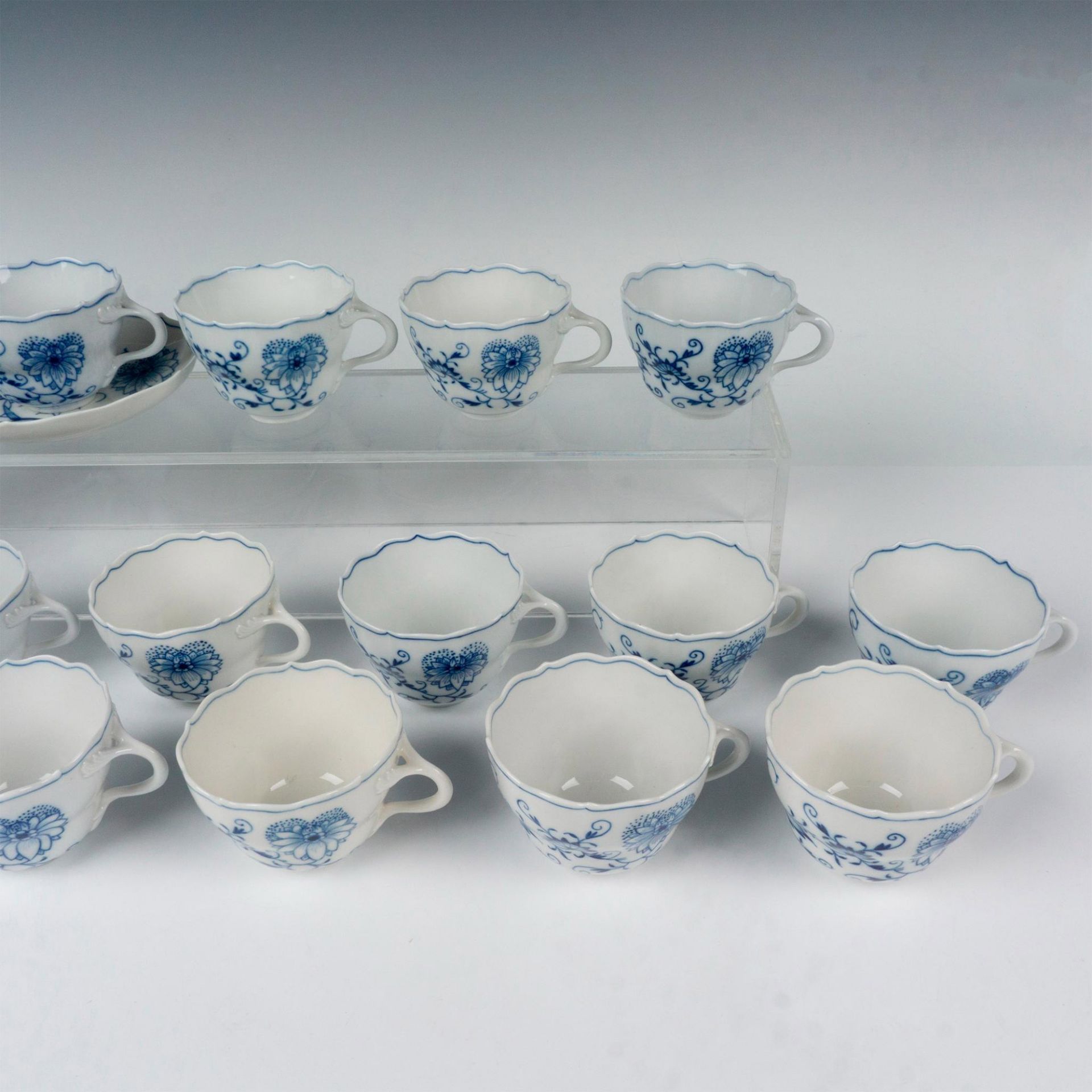 26pc Meissen Porcelain Cup and Saucer Sets, Blue Onion - Bild 3 aus 5