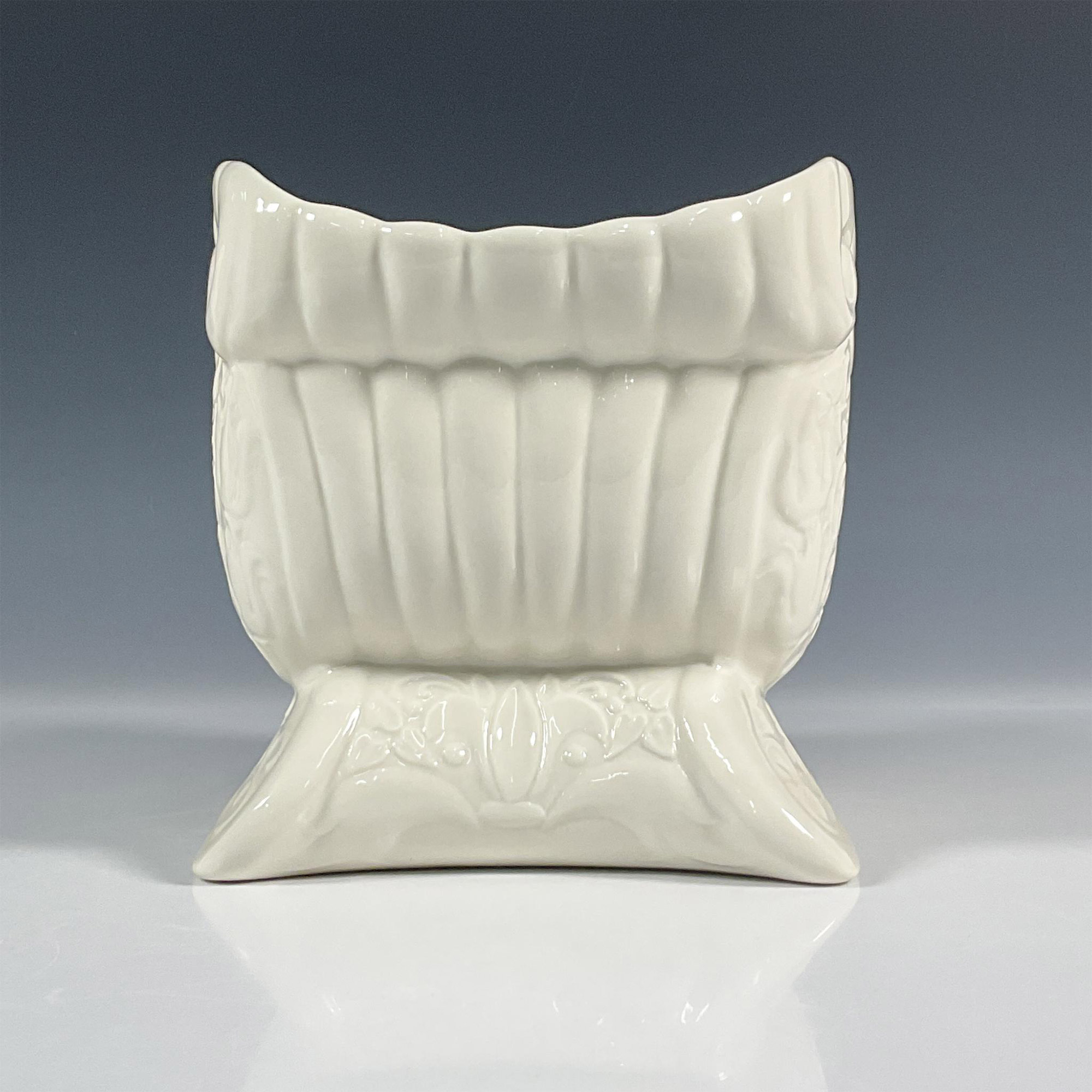 Belleek Pottery Porcelain Sleigh Centerpiece, Shamrock - Image 4 of 5