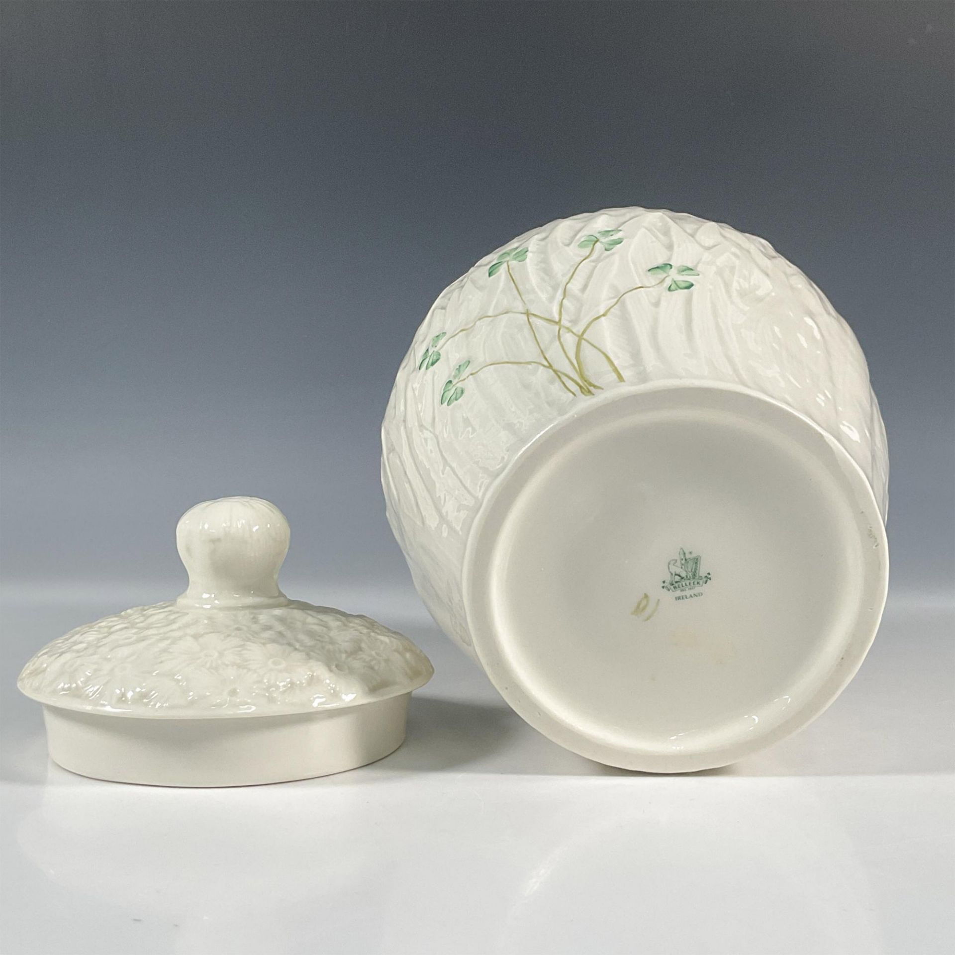 Belleek Pottery Porcelain Lidded Biscuit Barrel, Daisy - Image 4 of 4