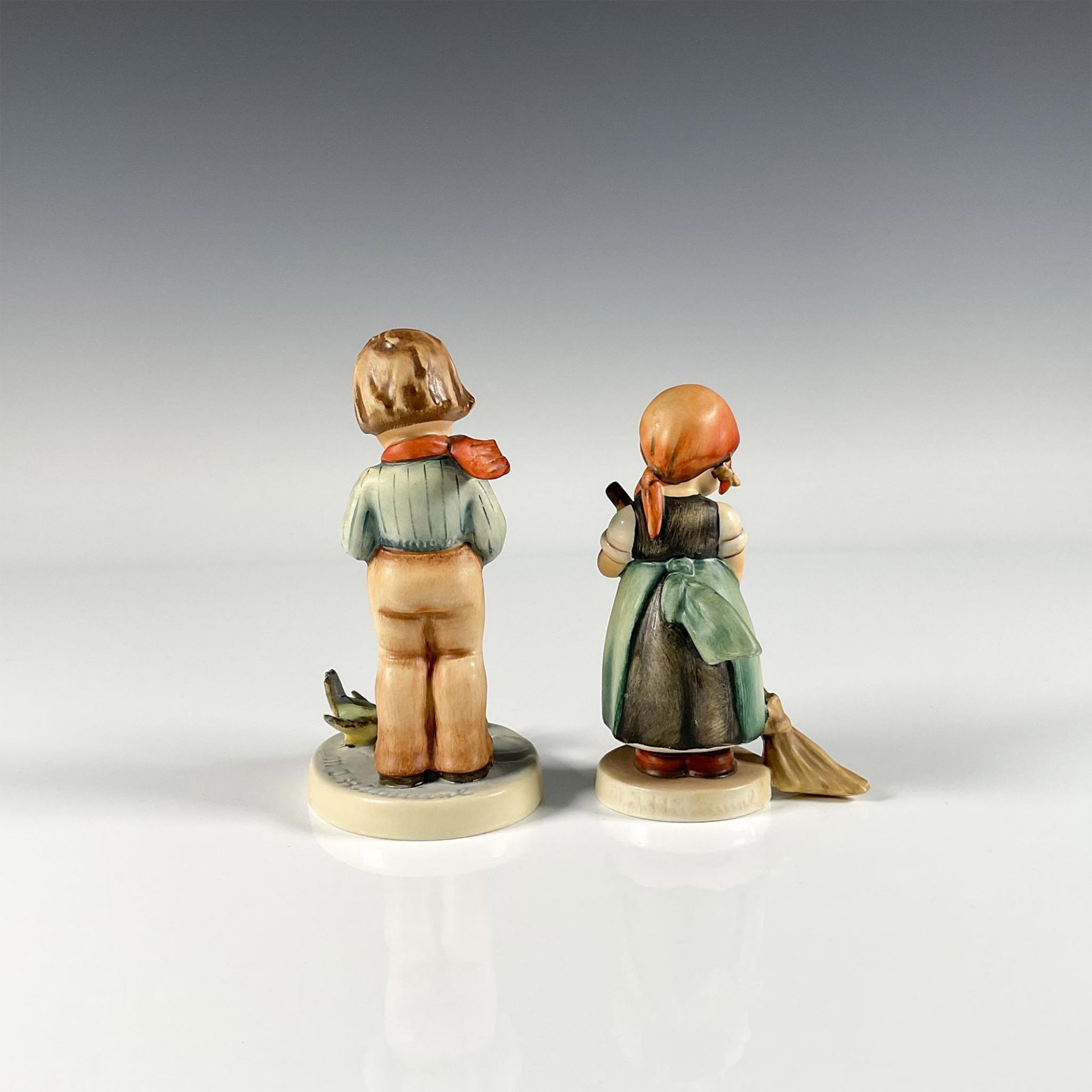 2pc Goebel Hummel Figurines, Bird Watcher, Little Sweeper - Bild 2 aus 3