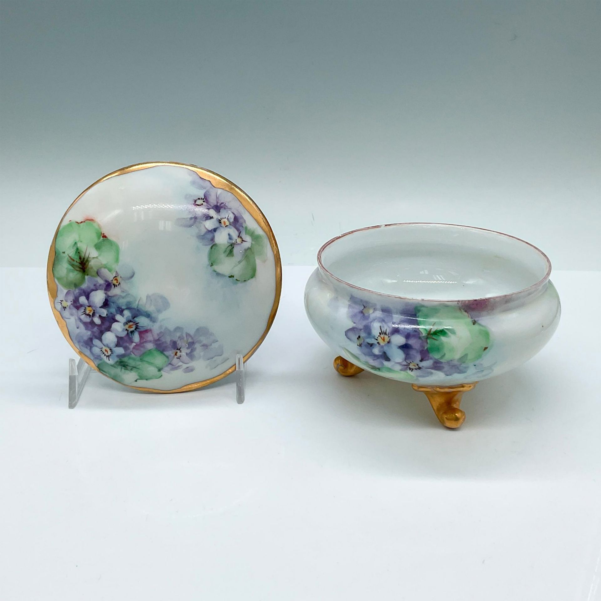 Vintage Porcelain Floral Dresser Box with Cover - Image 2 of 3