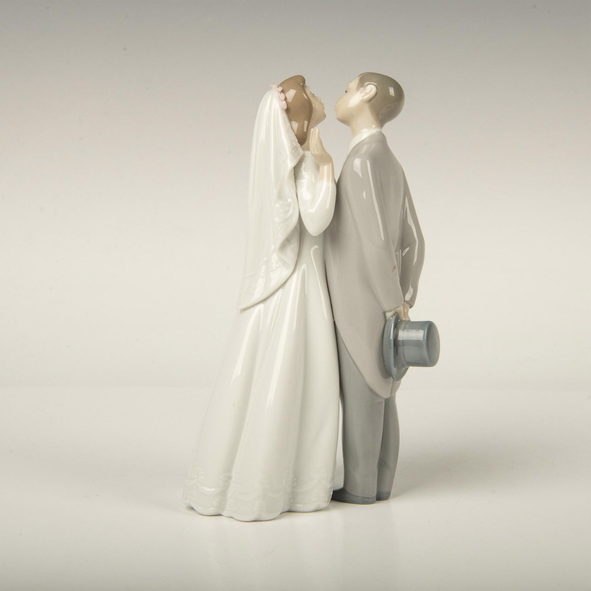 Lladro Porcelain Figurine, A Kiss to Remember 1006620 - Image 2 of 4