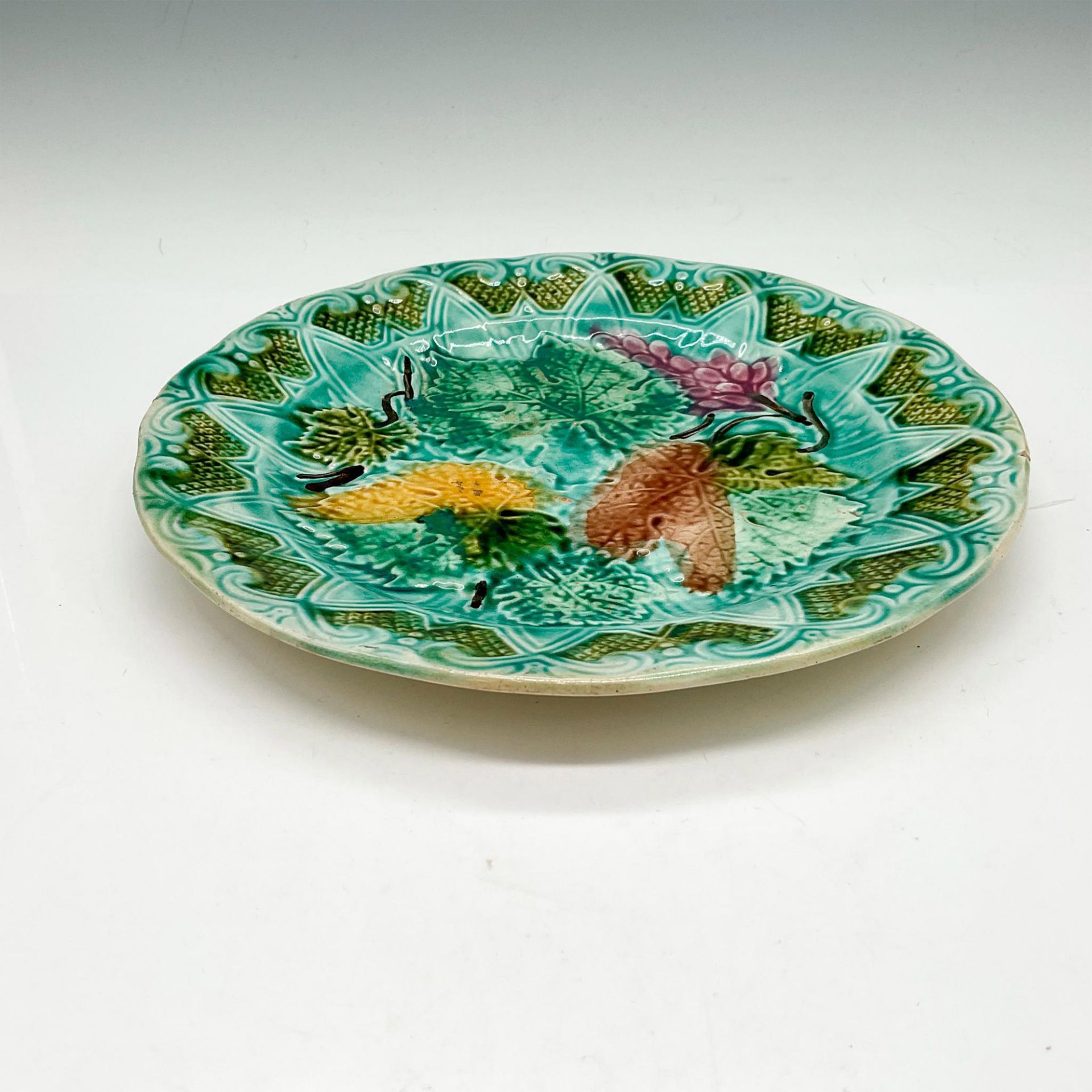 Majolica Leaf Pattern Plate - Image 2 of 3