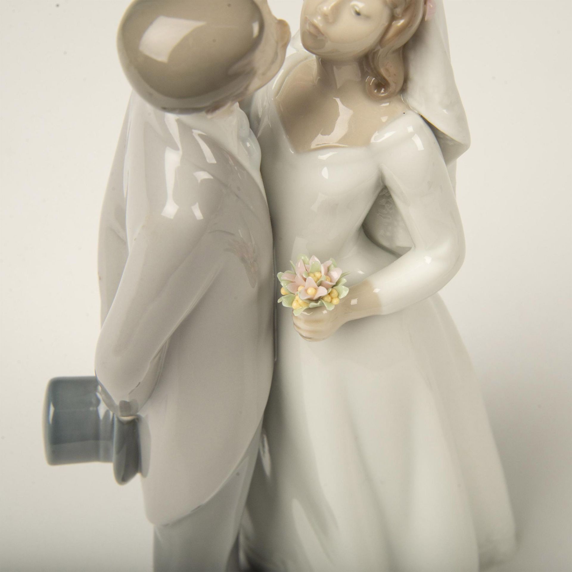 Lladro Porcelain Figurine, A Kiss to Remember 1006620 - Image 4 of 4