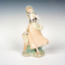 Girl With Pigeons 1004915 - Lladro Porcelain Figurine