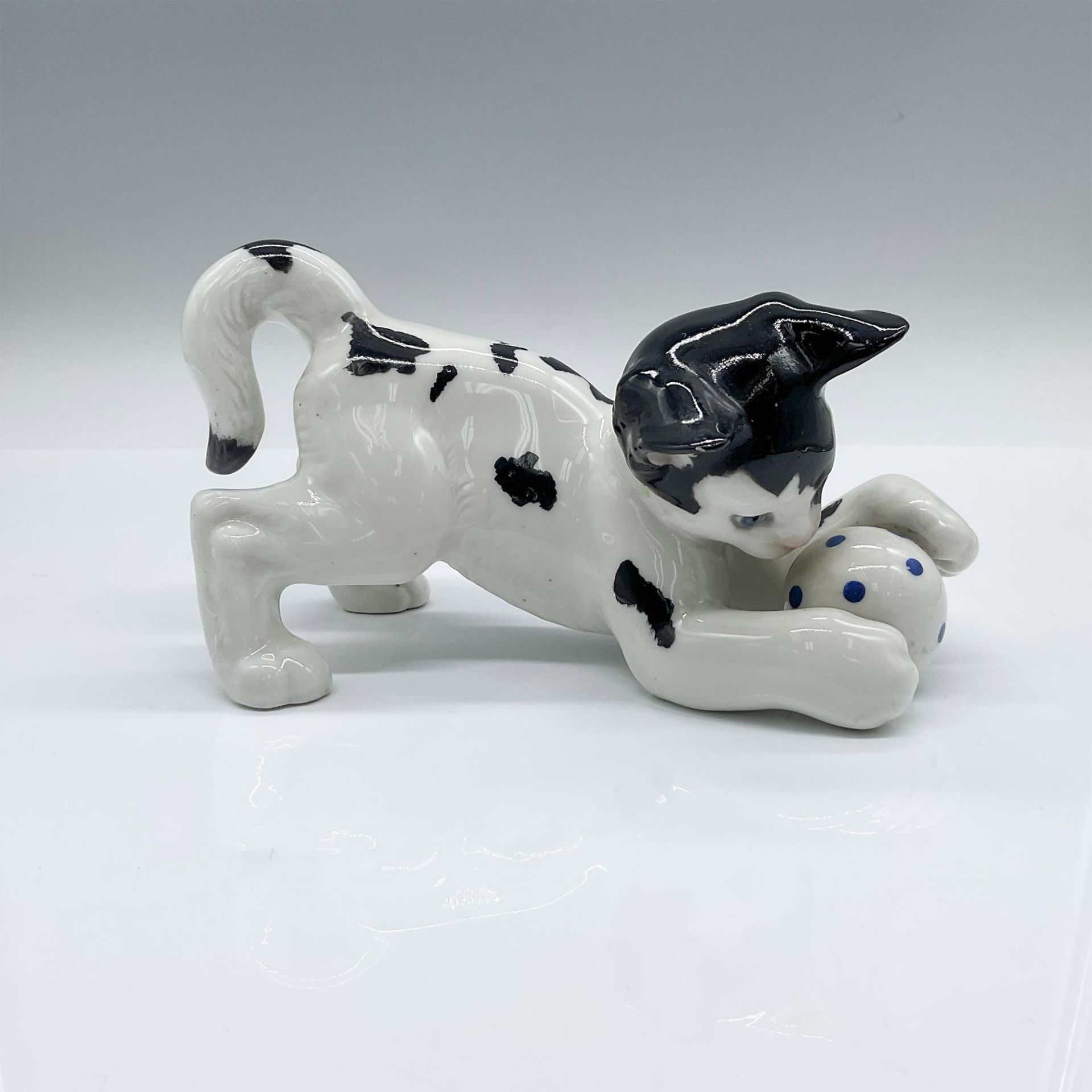 Boehm Porcelain Cat Figurine, Patches