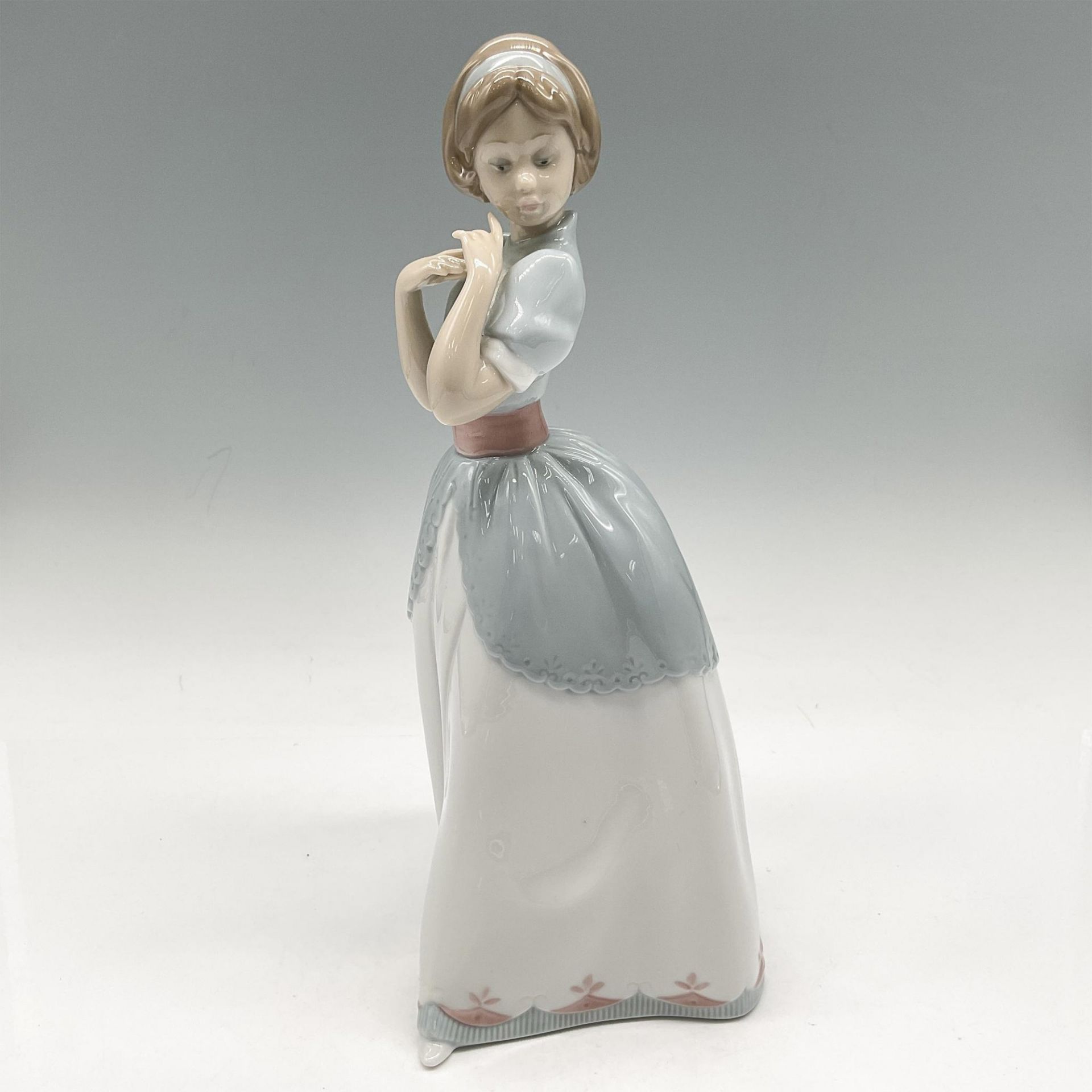 Lladro Porcelain Figurine, A Proper Pose 1006755