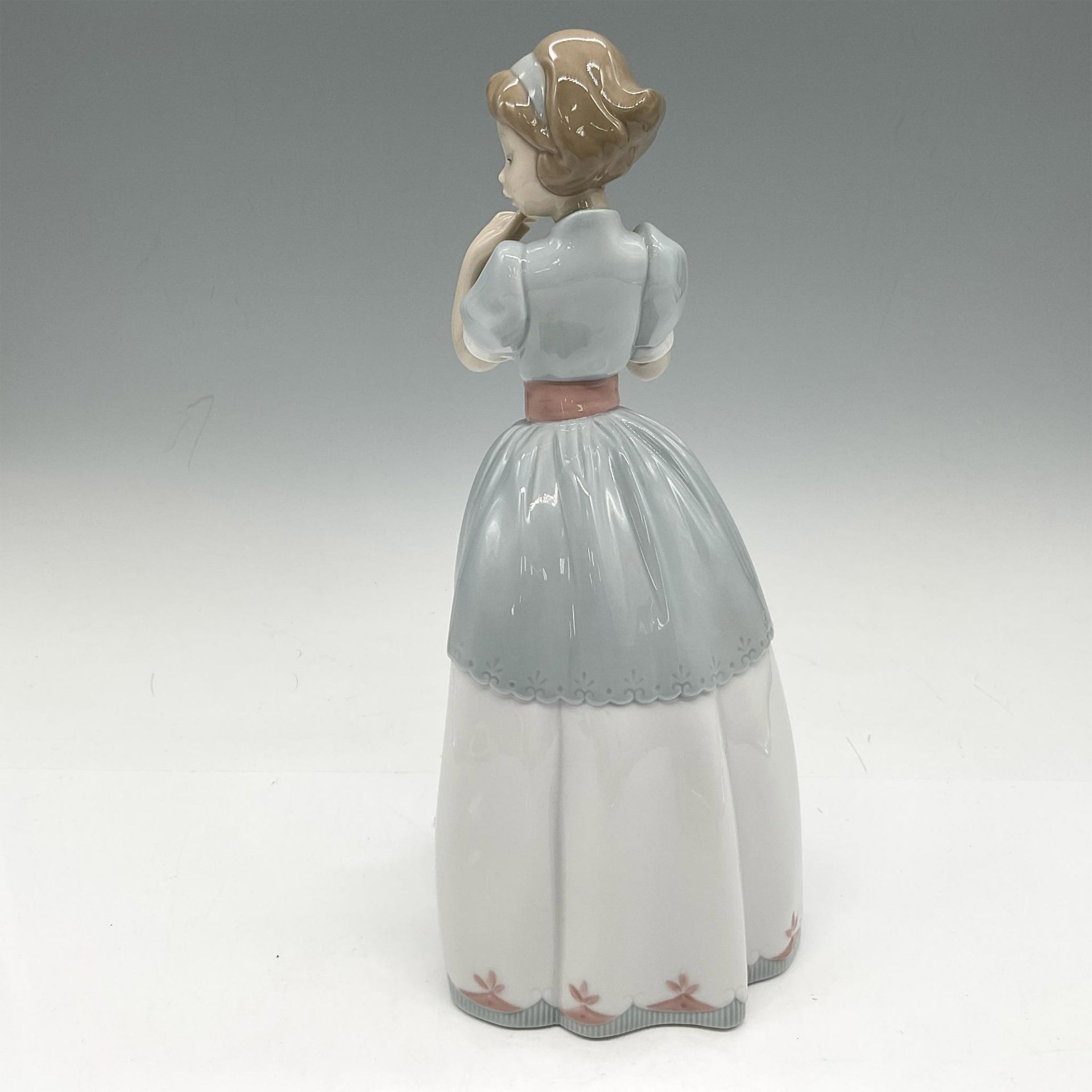 Lladro Porcelain Figurine, A Proper Pose 1006755 - Image 2 of 3