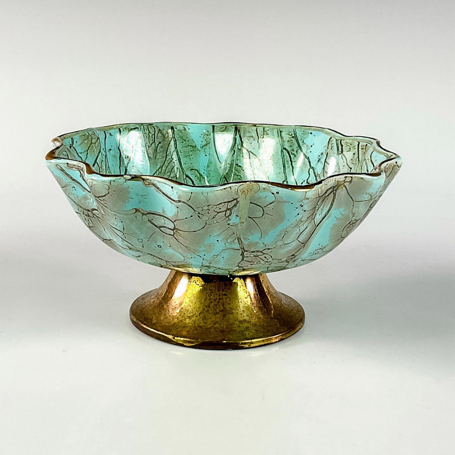 Mid Century Modern Delft Scallop Edge Pedestal Bowl With Brass Footing - Bild 2 aus 3