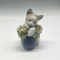 Dreamy Kitten 1006567 - Lladro Porcelain Figurine