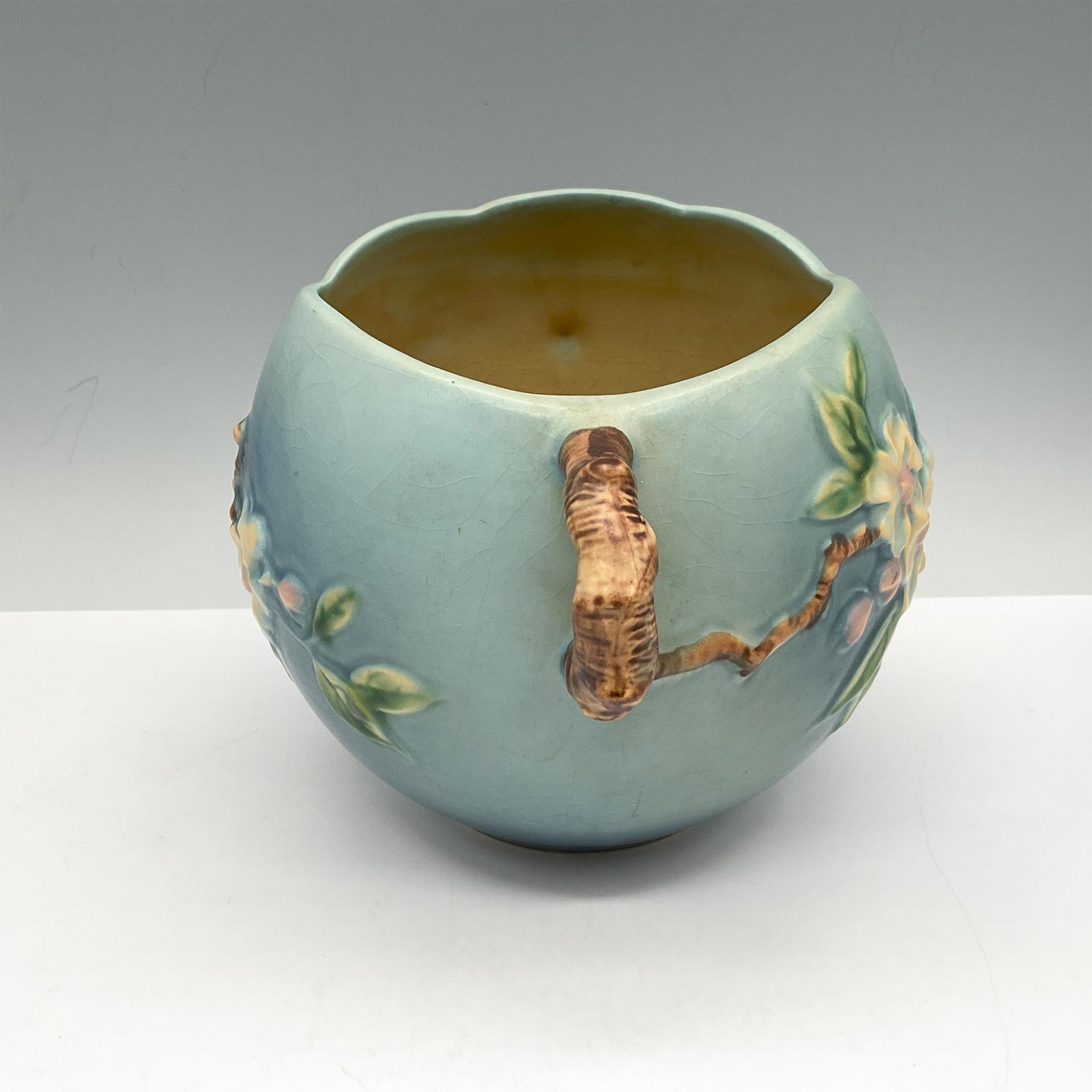 Roseville Pottery Double-Handled Planter, Blue Apple Blossom - Bild 2 aus 3