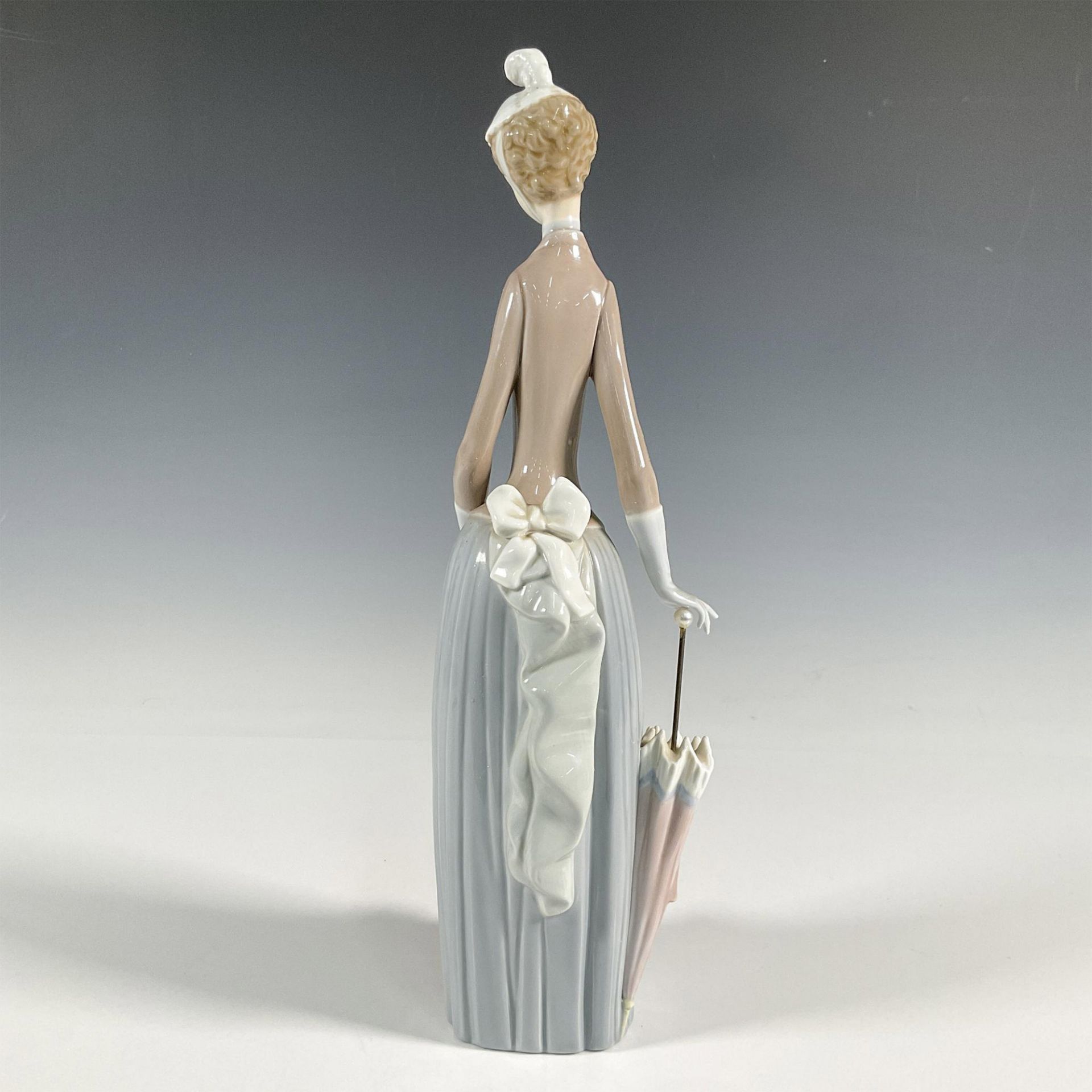 Woman with Dog 1004761 - Lladro Porcelain Figurine - Image 2 of 3