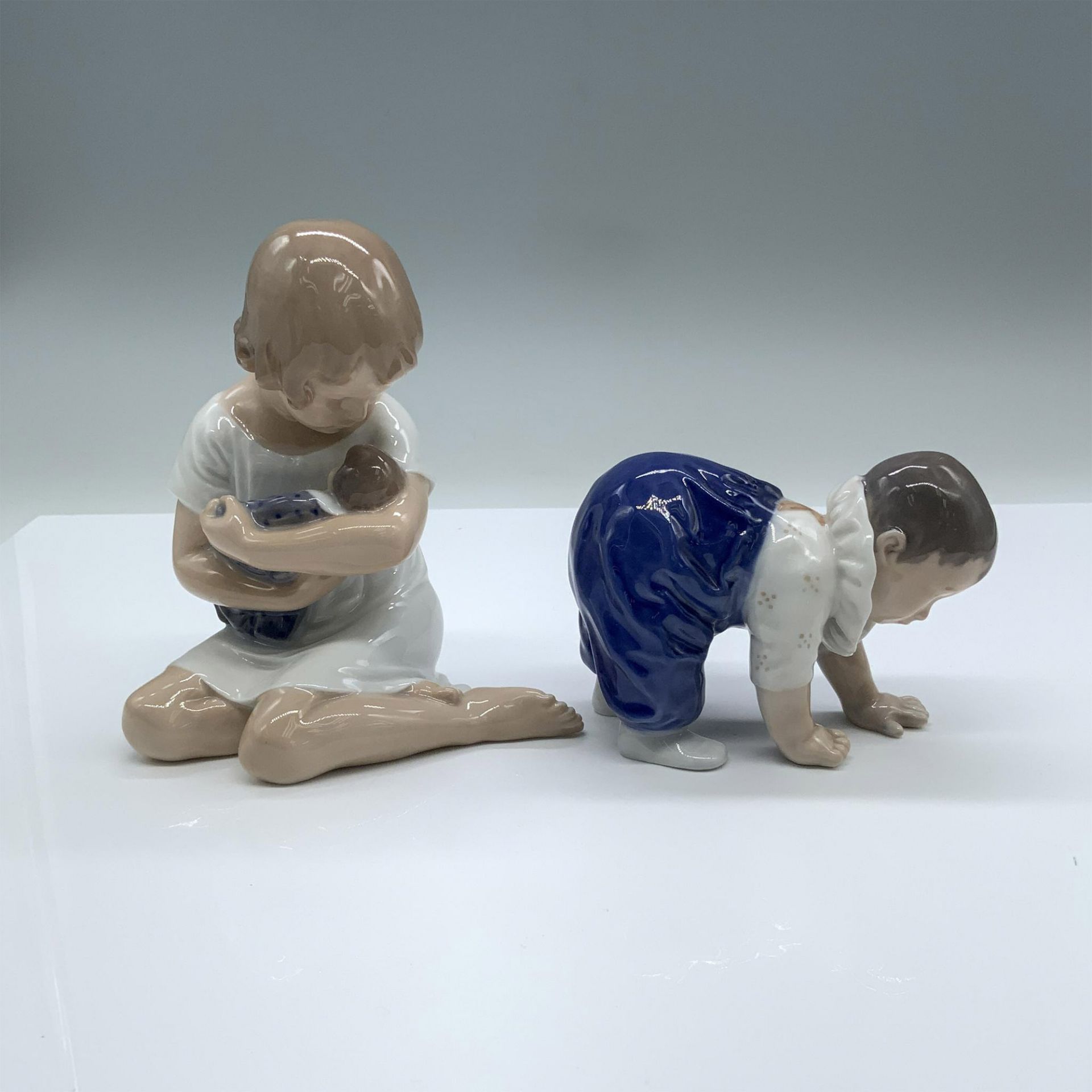 2 Royal Copenhagen Figurines Crawling Child & Girl with Doll - Bild 2 aus 4