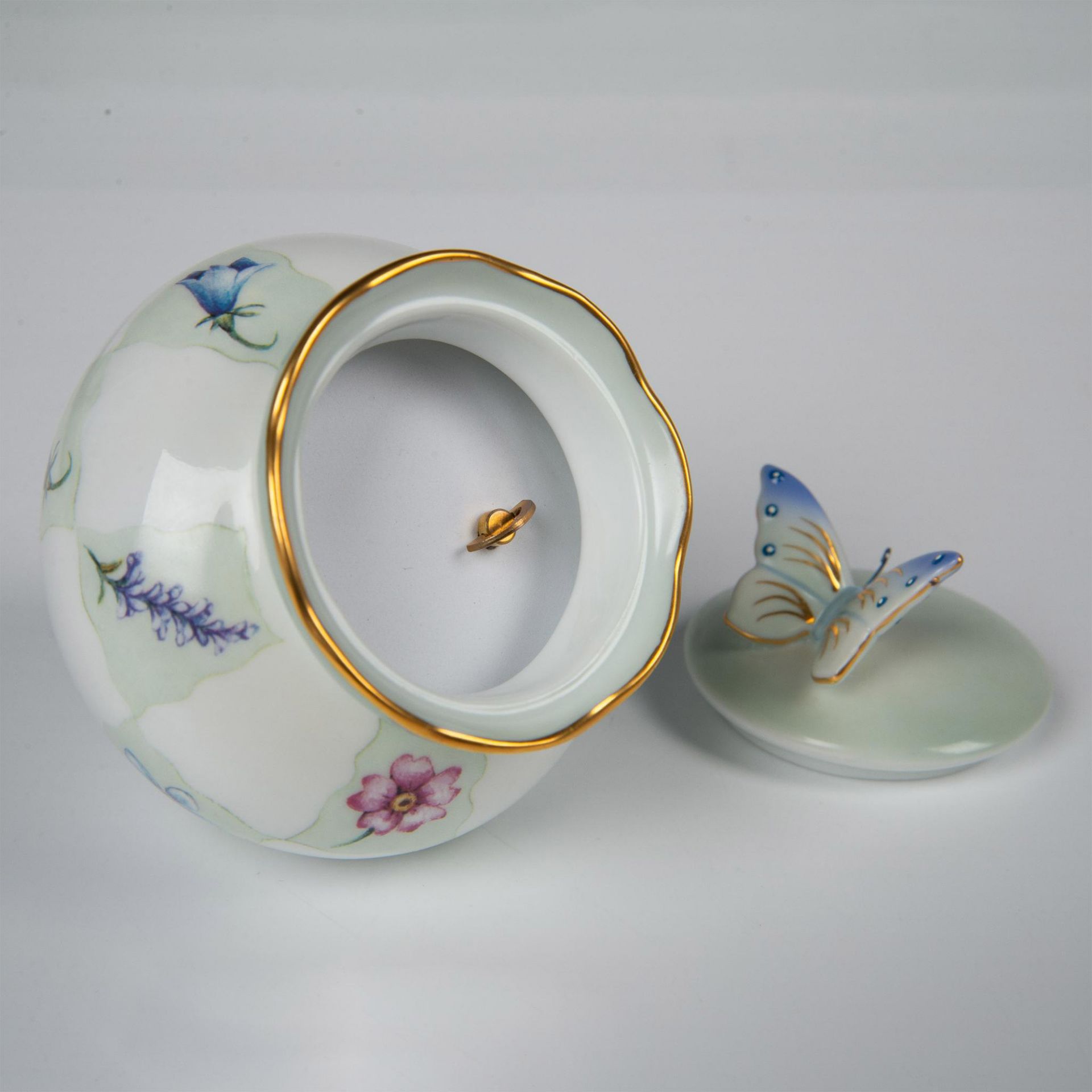 4pc Heirloom Porcelain Music Boxes and Handled Bowl - Image 12 of 15