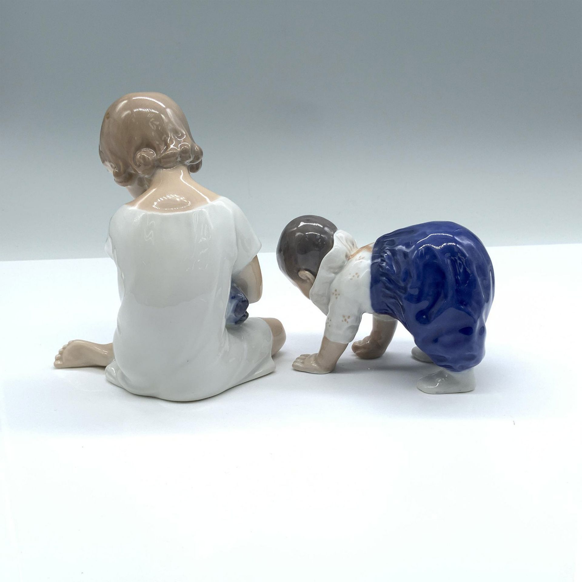 2 Royal Copenhagen Figurines Crawling Child & Girl with Doll - Bild 3 aus 4