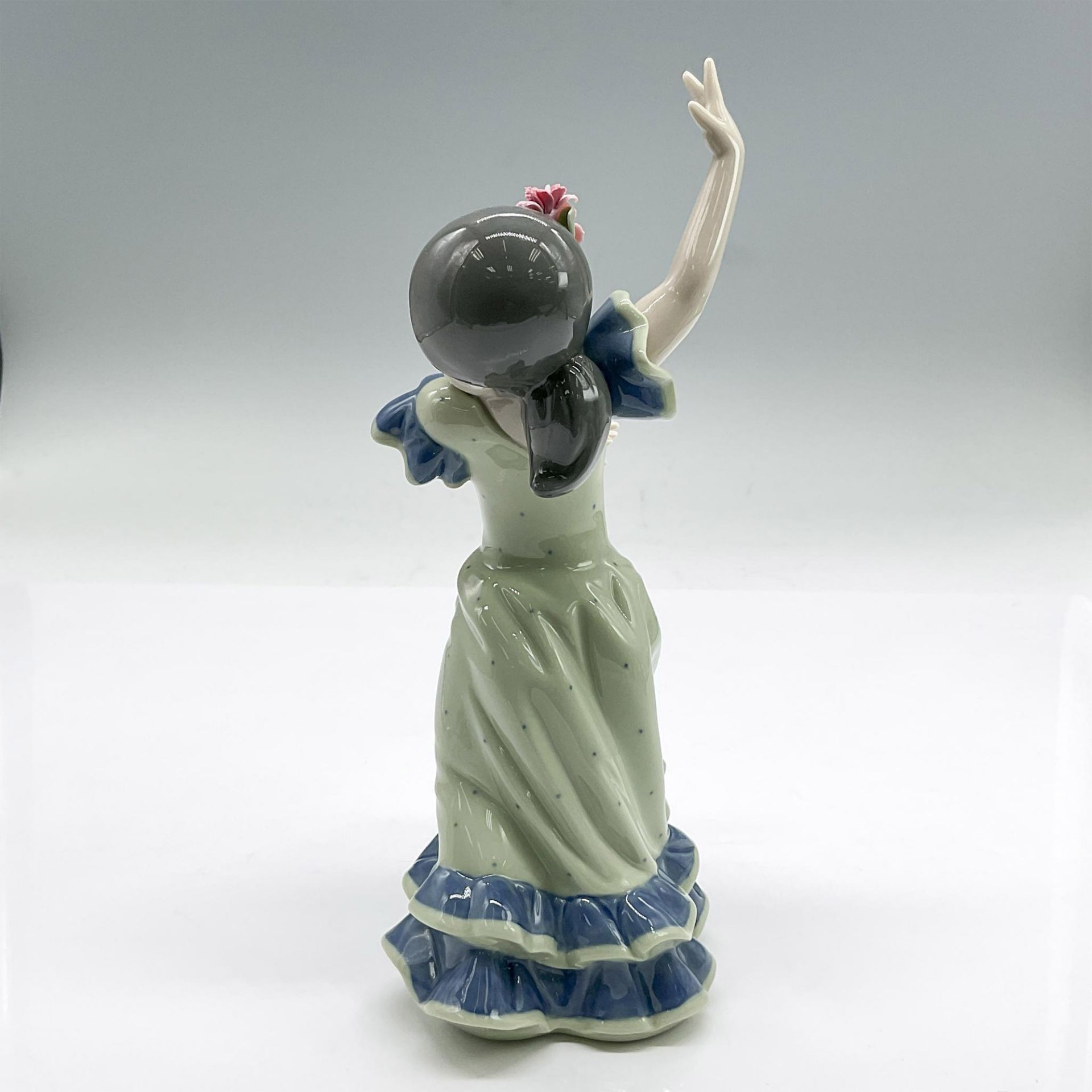 Lladro Porcelain Figurine, Lolita 1005192 - Image 2 of 4
