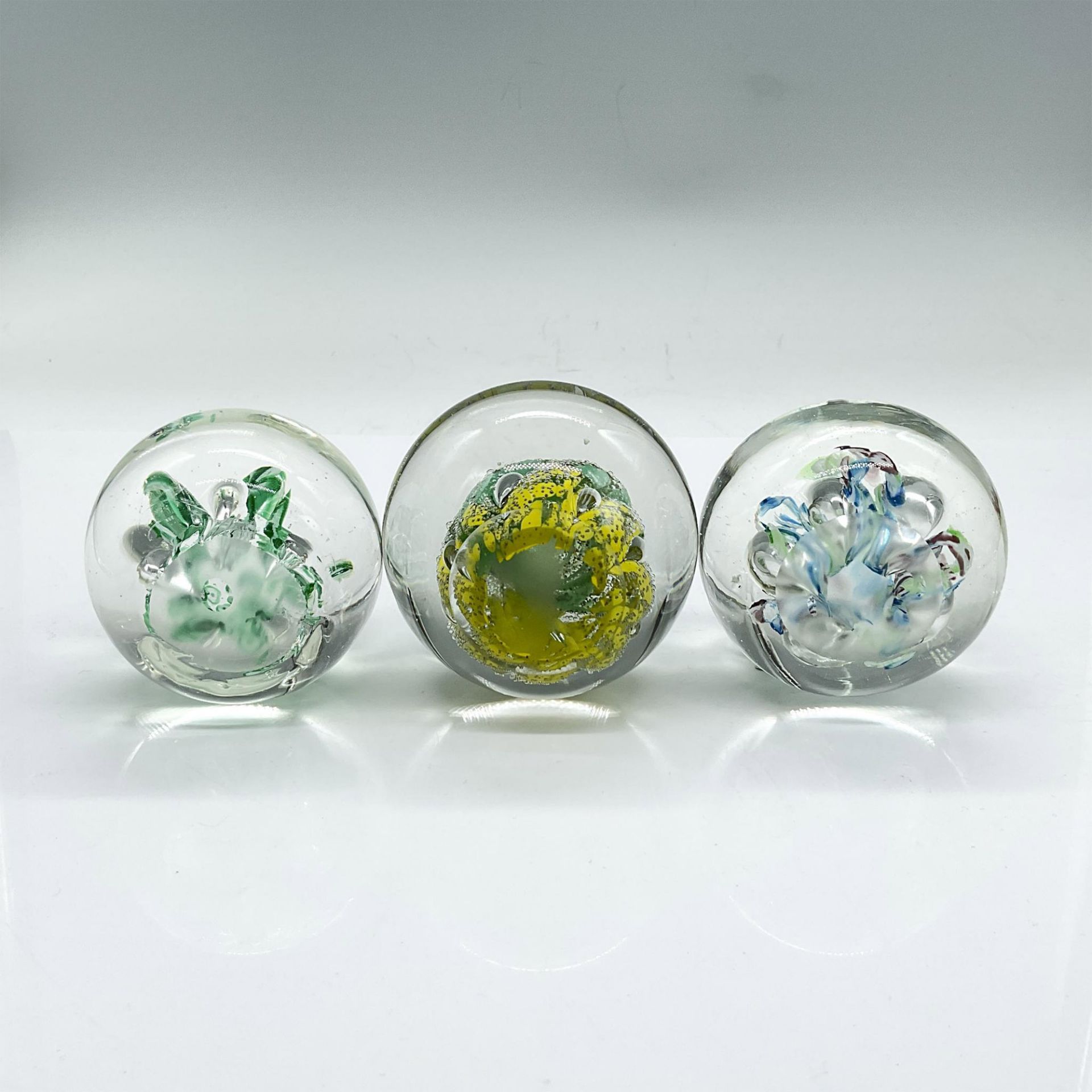 3pc Glass Orb Paperweights, Various Colors - Image 3 of 3