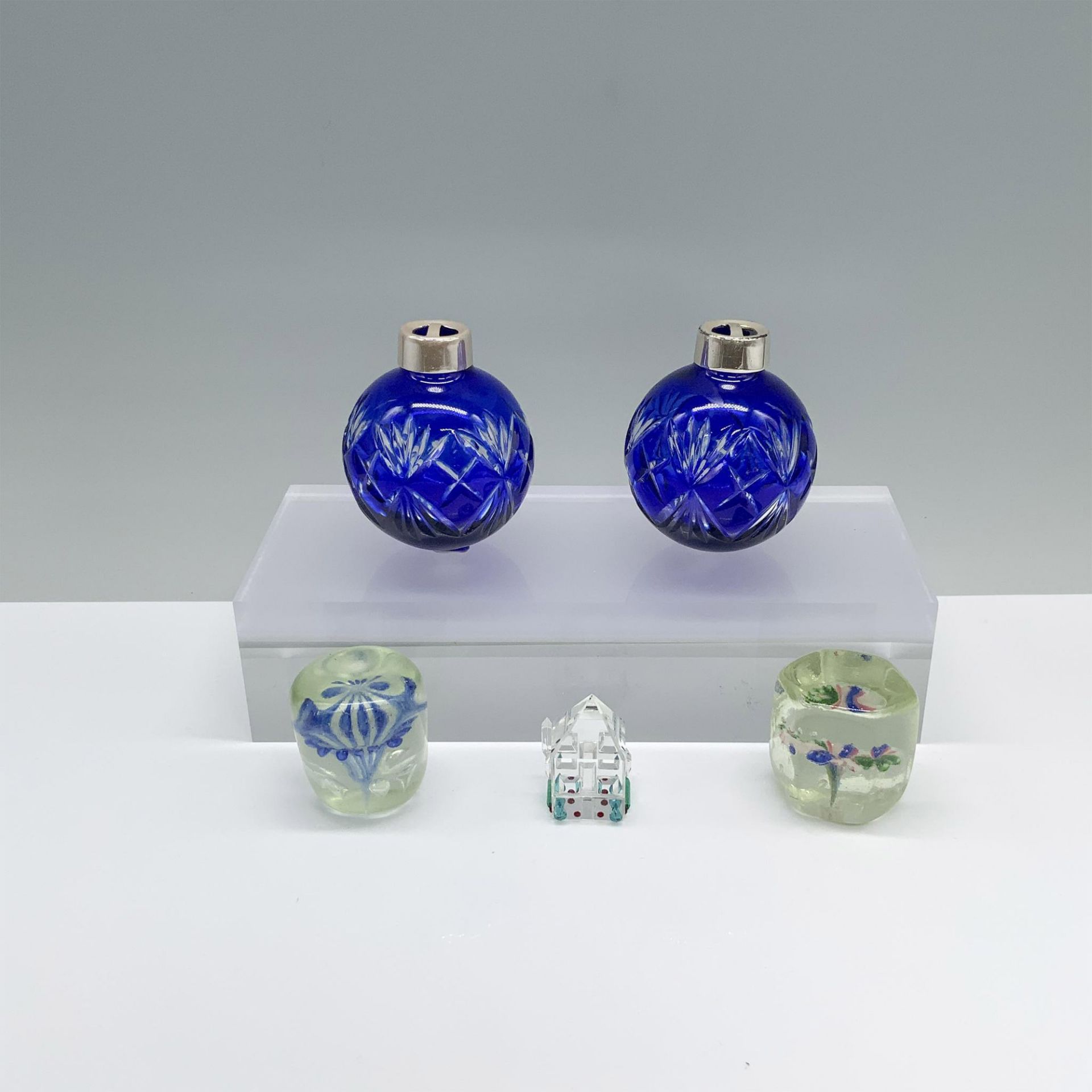 5pc Art Glass Paperweights, Home, & Royal Doulton Ornaments - Bild 2 aus 3