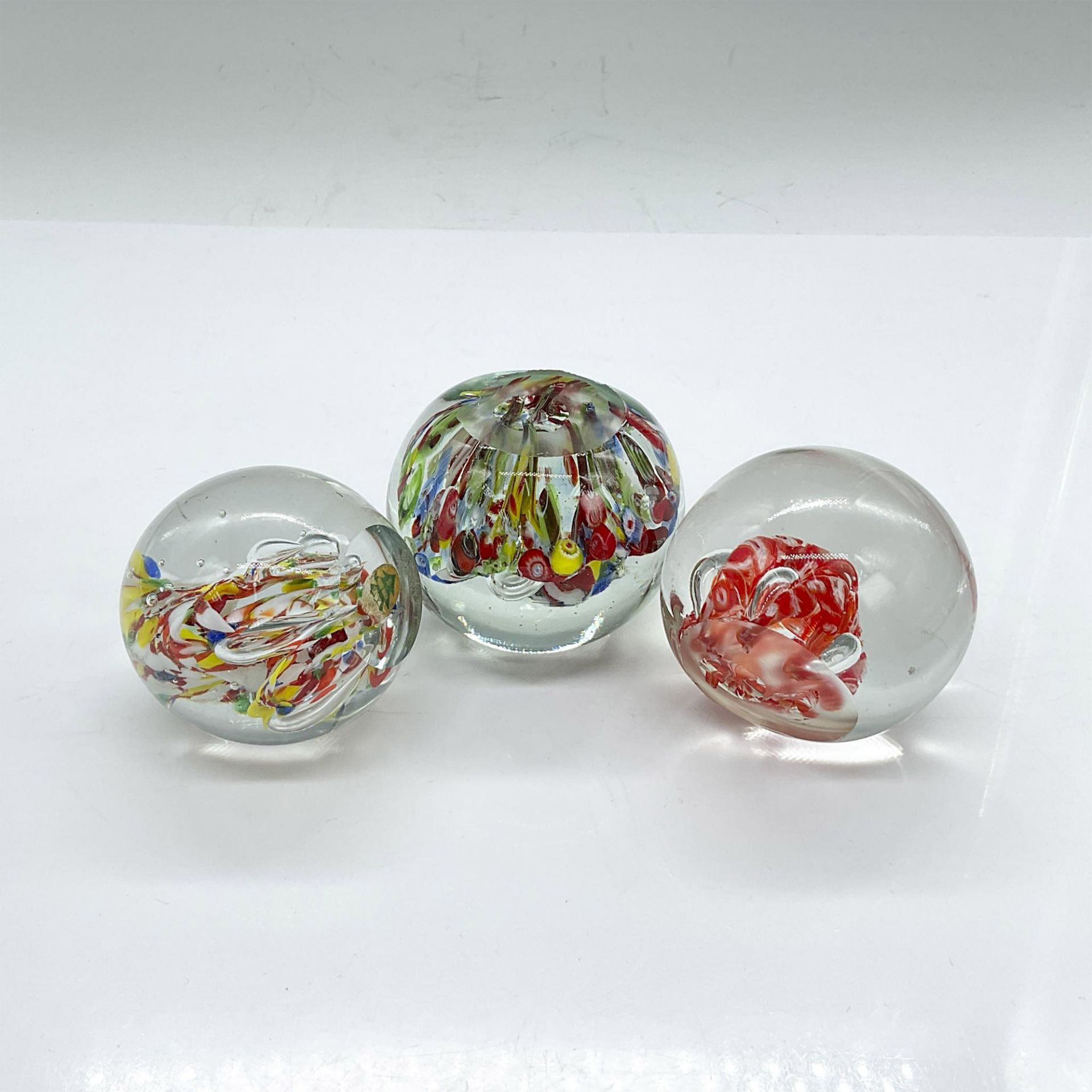3pc Glass Orb Paperweights, Various Colors - Bild 3 aus 4