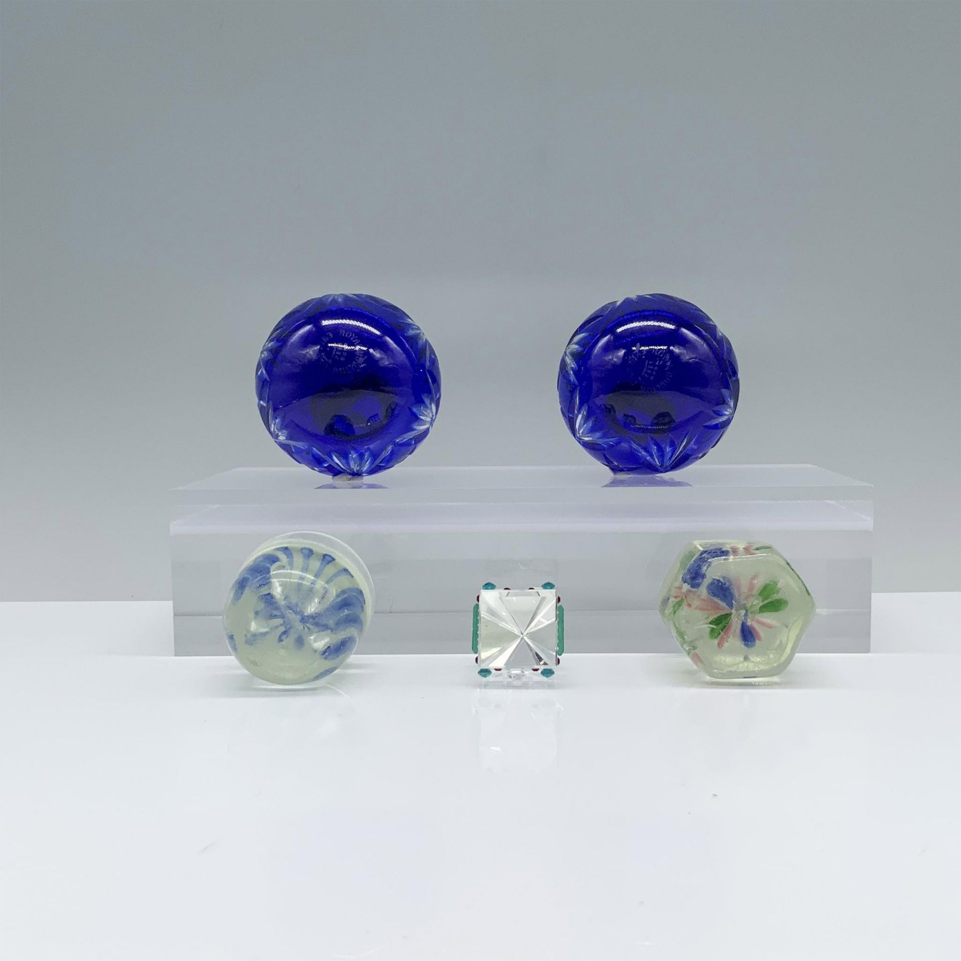 5pc Art Glass Paperweights, Home, & Royal Doulton Ornaments - Bild 3 aus 3