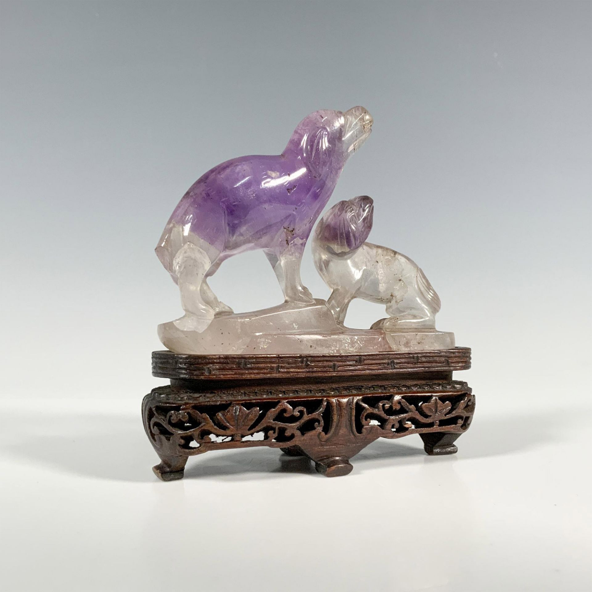 Chinese Amethyst Crystal Dog Figurine on Wood Base - Bild 2 aus 3