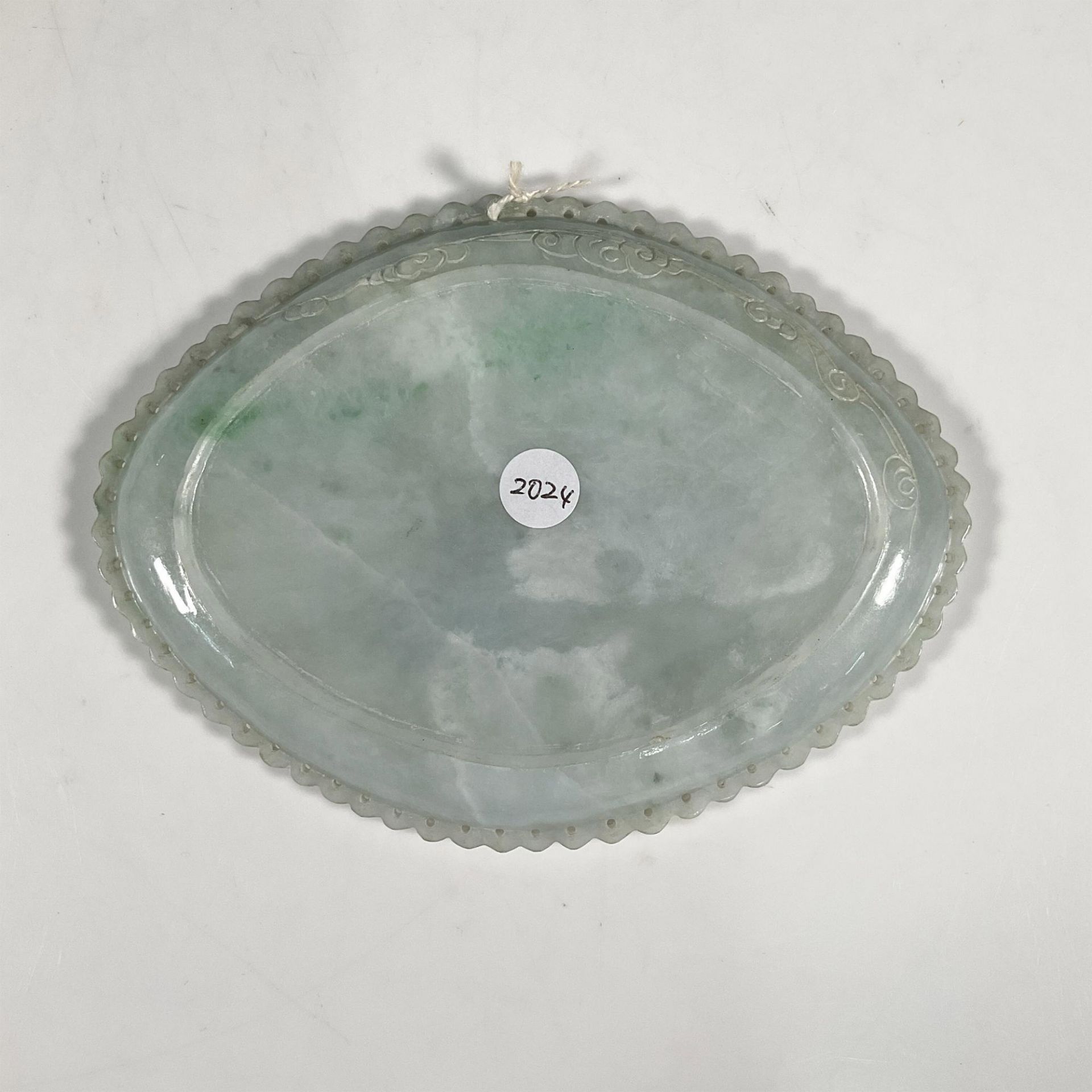 Chinese Jadeite Scalloped Dish with Dragon Relief - Bild 2 aus 2
