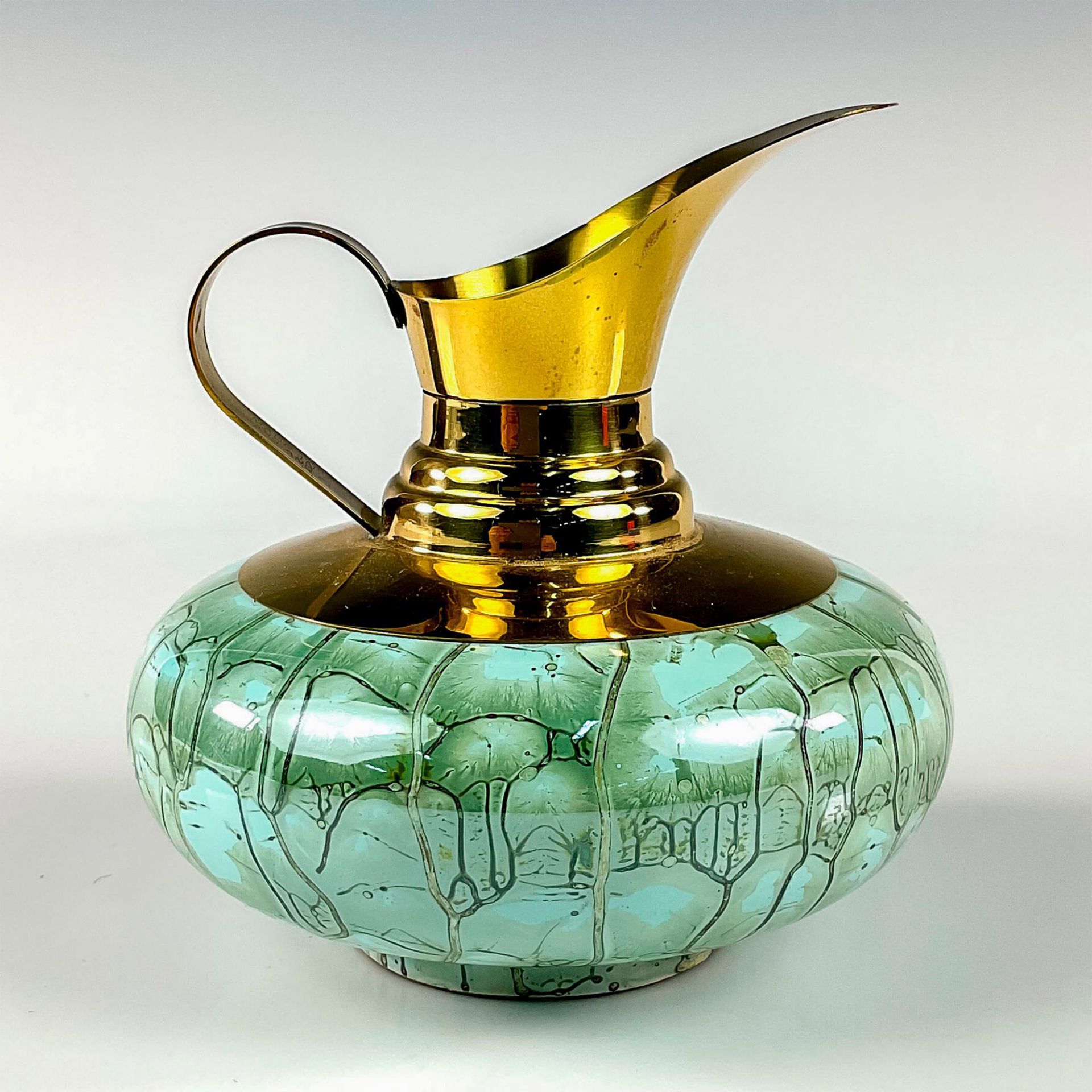Mid-Century Delft Hand Painted Porcelain Ewer Brass Vase - Bild 2 aus 3