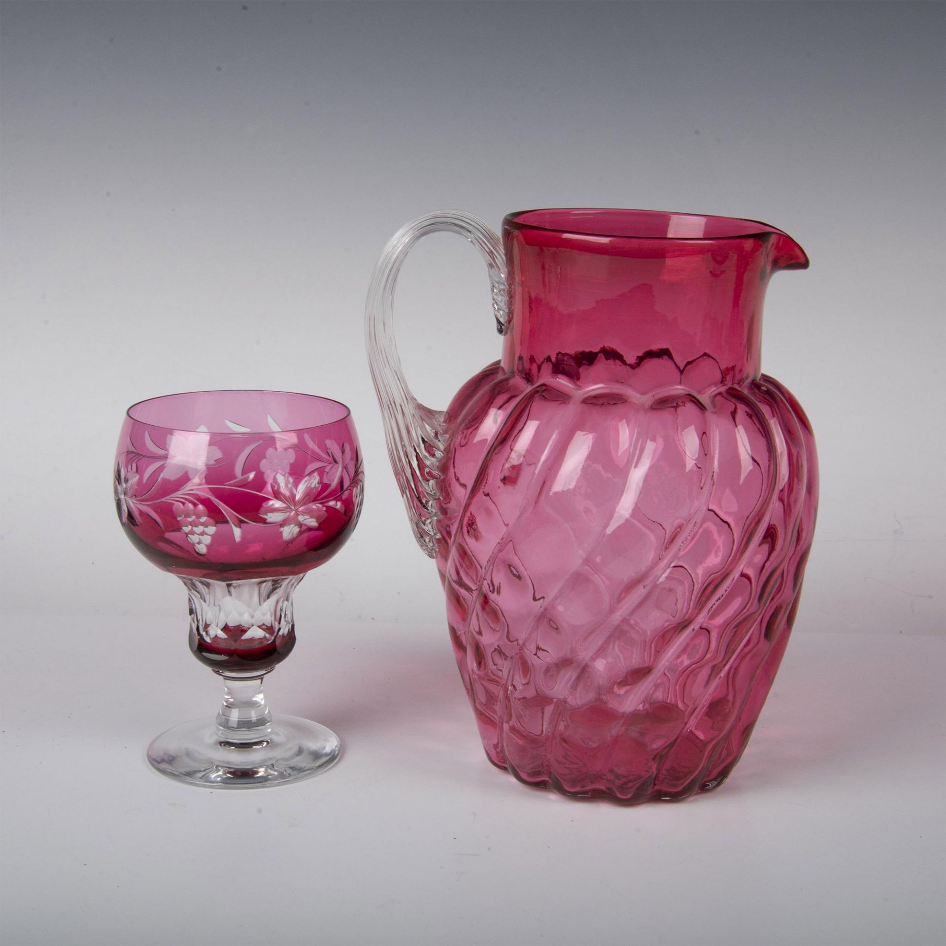 8pc Vintage Cranberry Glass Pitcher and Stemmed Glasses - Bild 3 aus 4