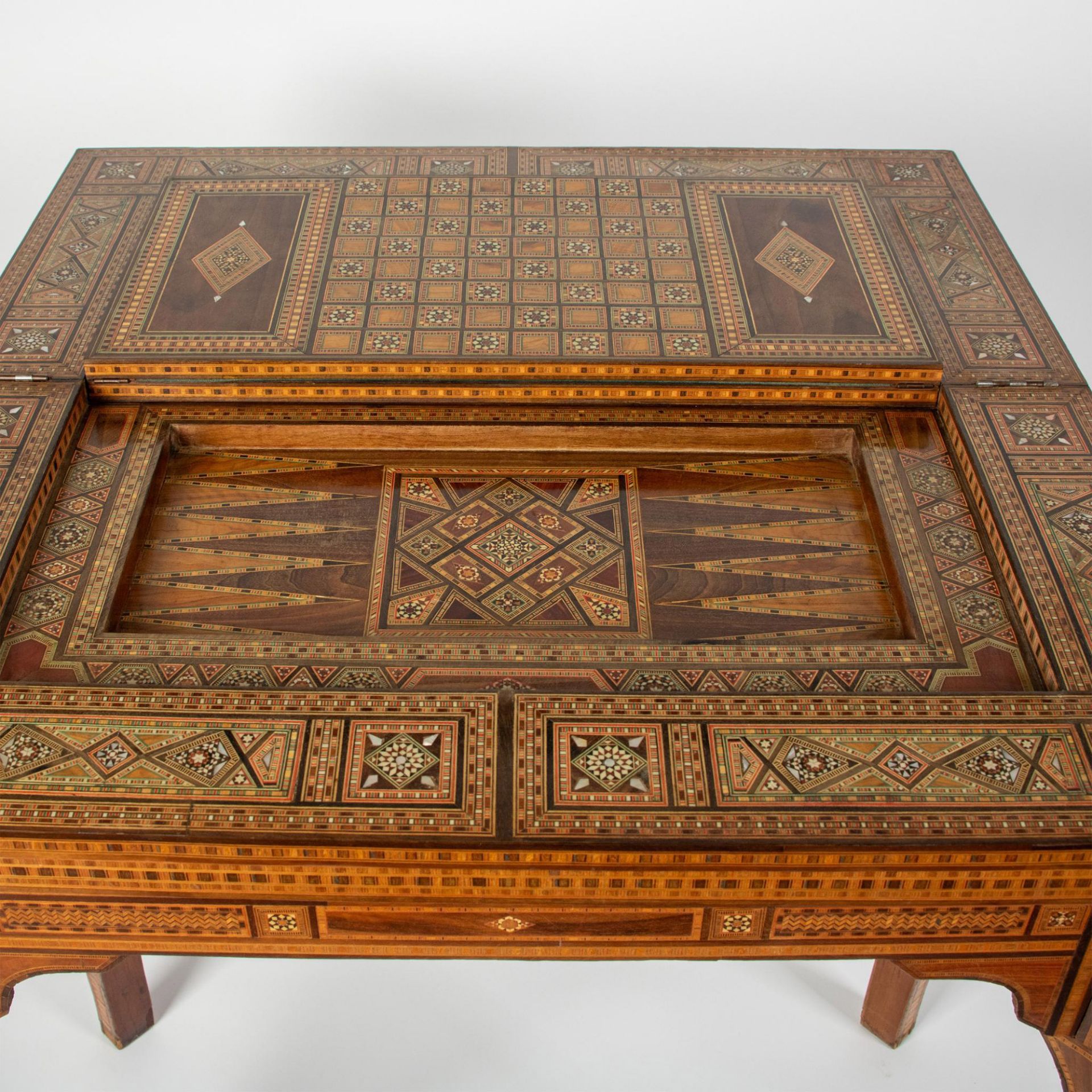 Inlaid Moroccan Folded Game Table with Chess Board Set - Bild 9 aus 12