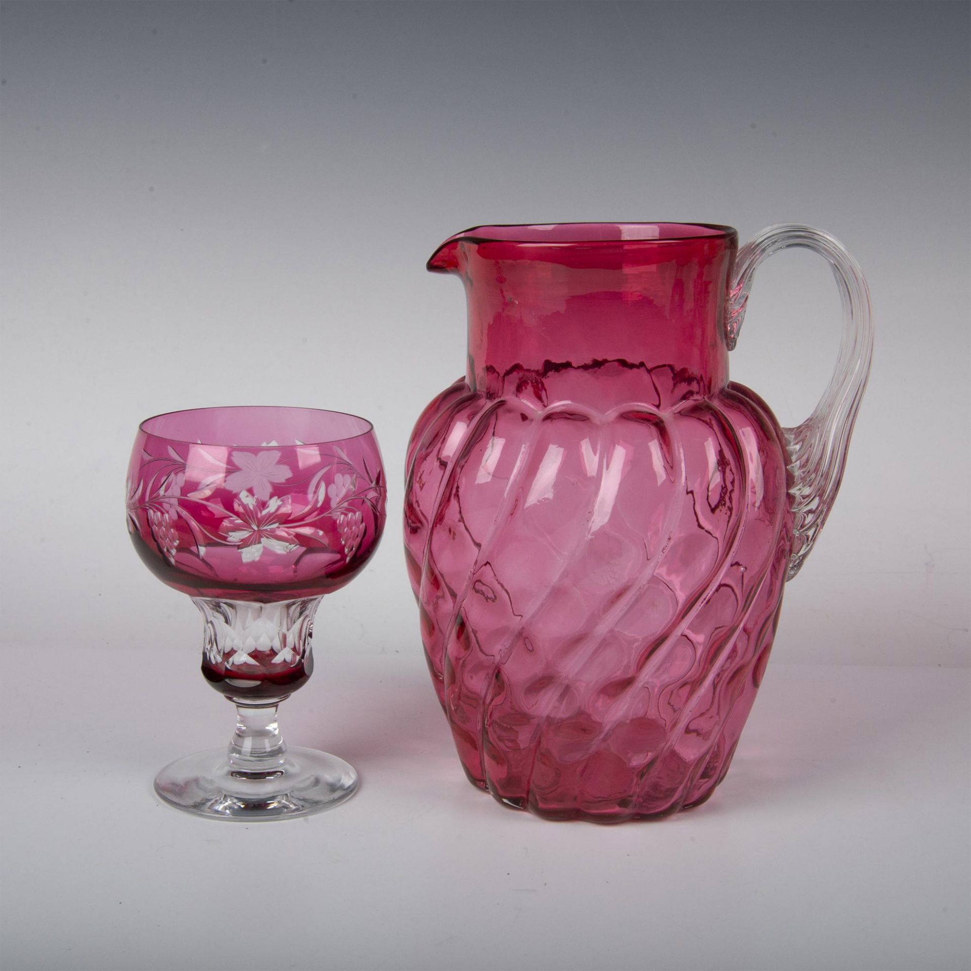 8pc Vintage Cranberry Glass Pitcher and Stemmed Glasses - Bild 2 aus 4