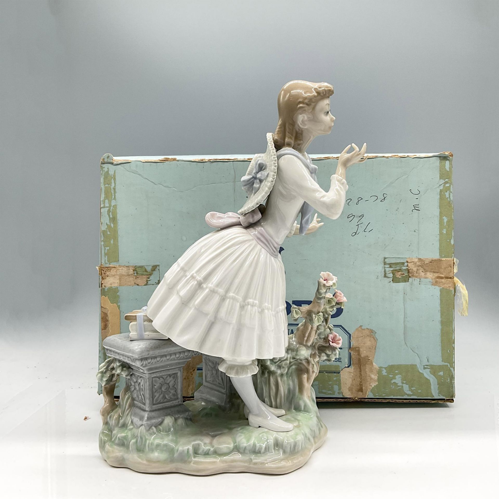 Lladro Porcelain Figurine, Exquisite Scent 1001313 - Image 4 of 4