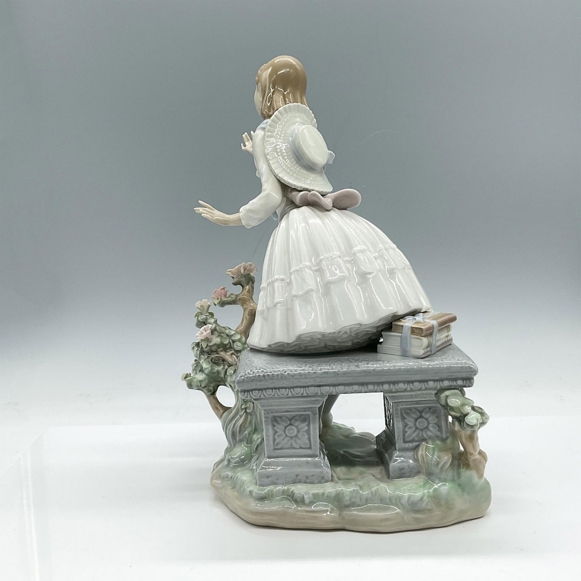 Lladro Porcelain Figurine, Exquisite Scent 1001313 - Image 2 of 4