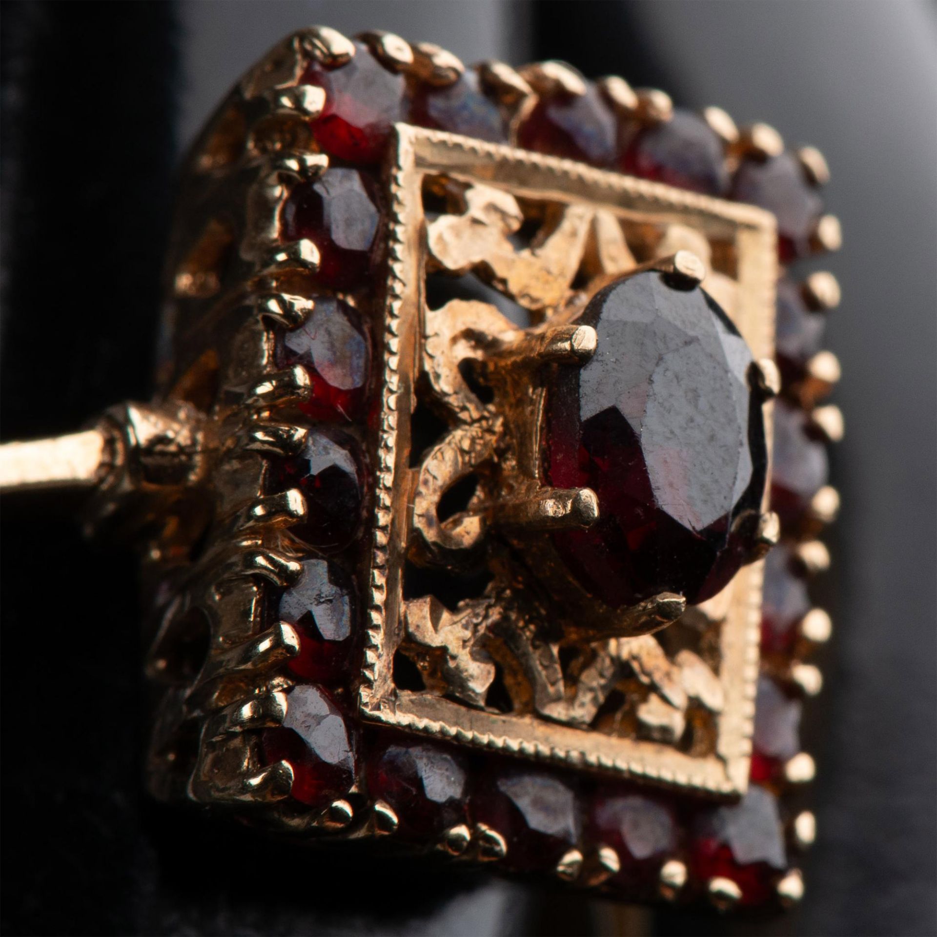 Antique Victorian 9K Gold and Red Garnet Ring - Image 6 of 6