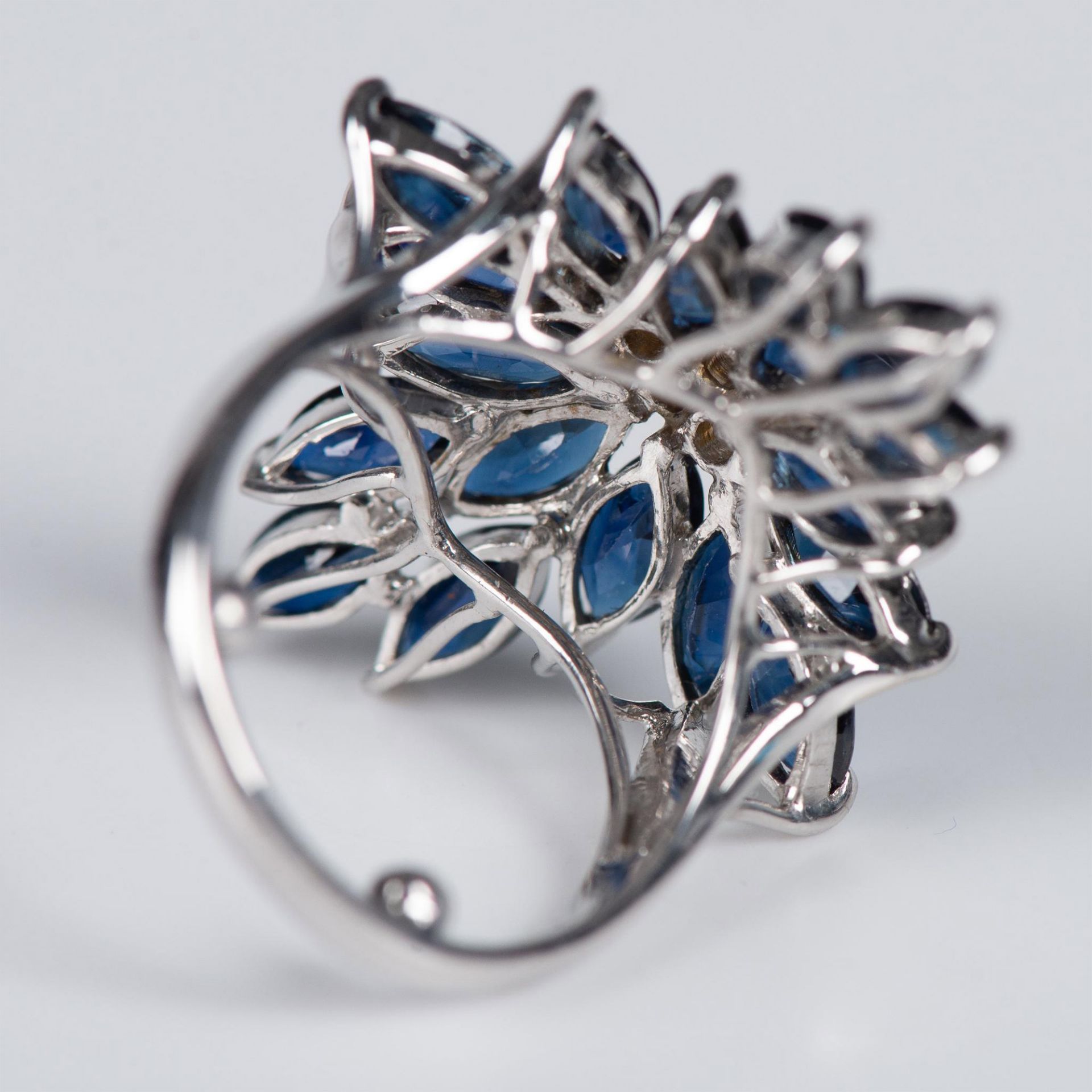 Fabulous 18k White Gold, Sapphire and Diamond Cocktail Ring - Image 3 of 7