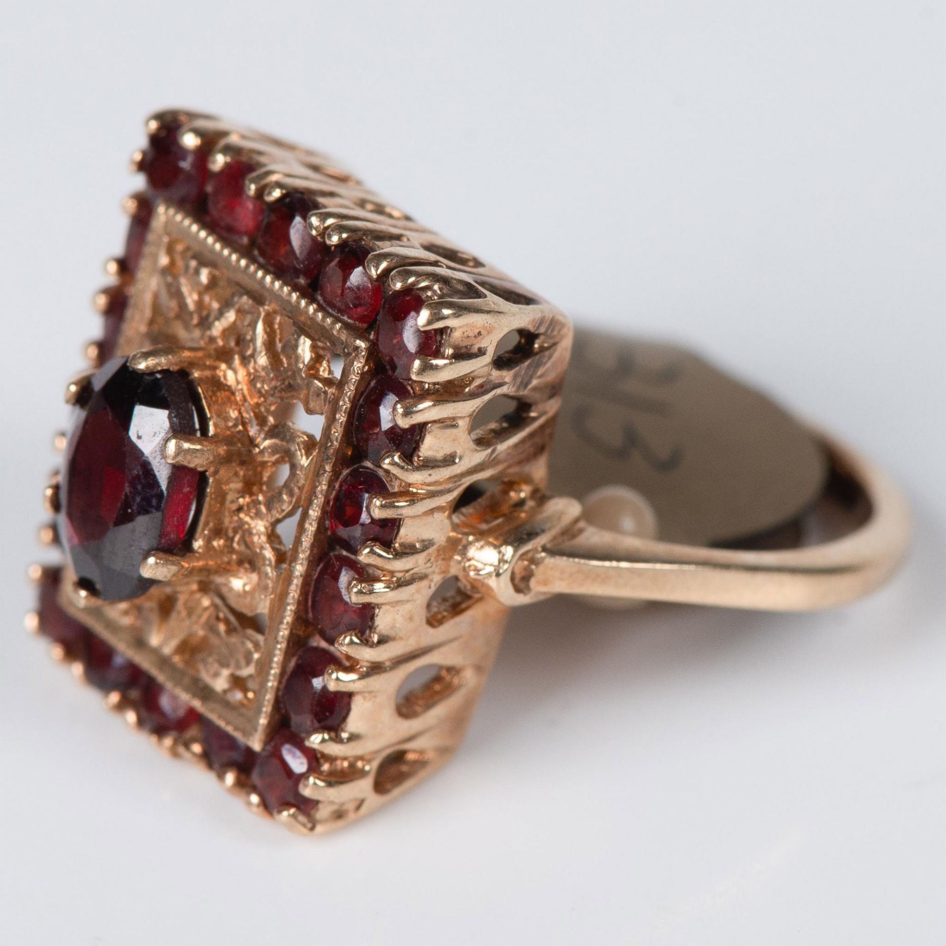 Antique Victorian 9K Gold and Red Garnet Ring - Image 2 of 6