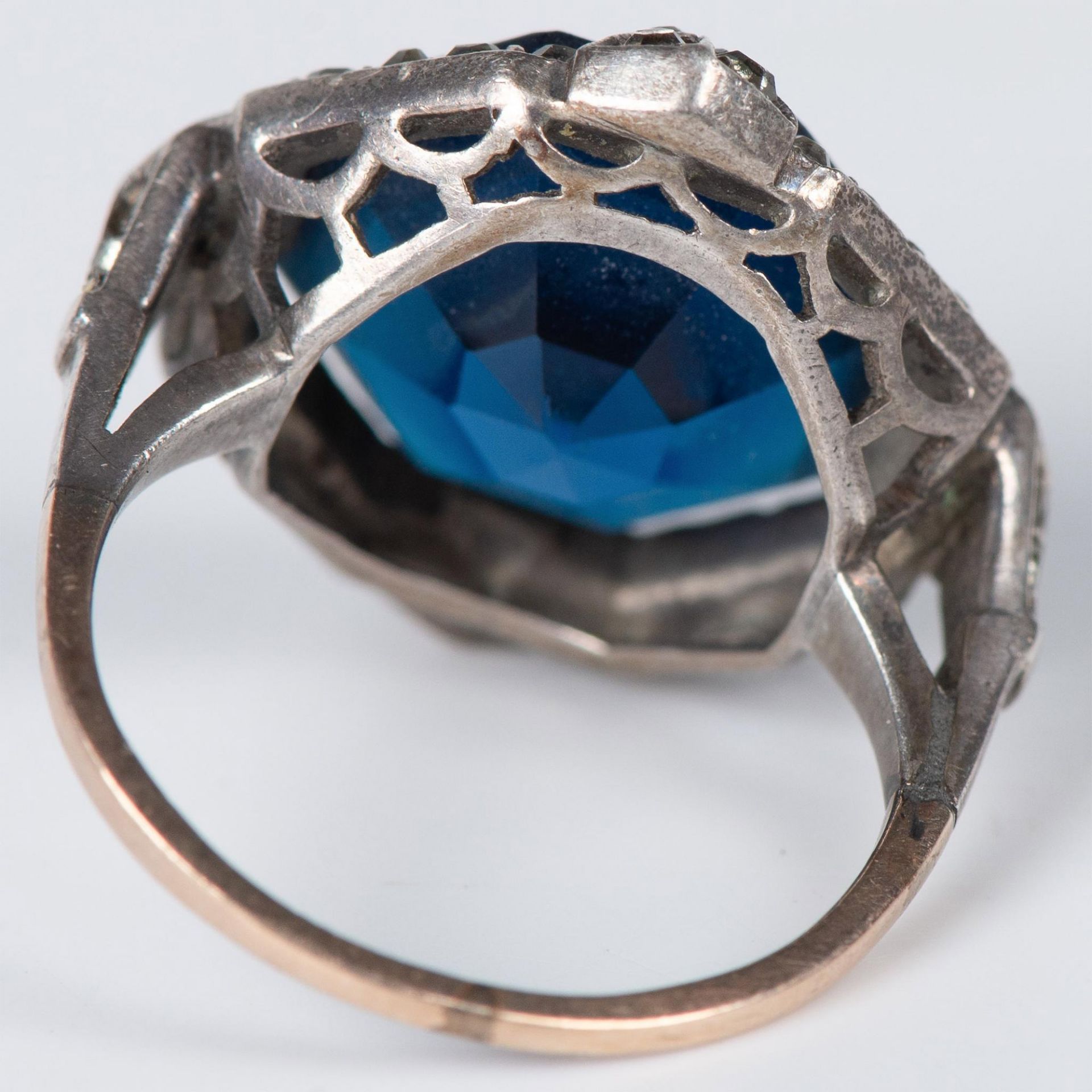 Impressive Gold, Diamonds and Synthetic Sapphire Ring - Image 5 of 6